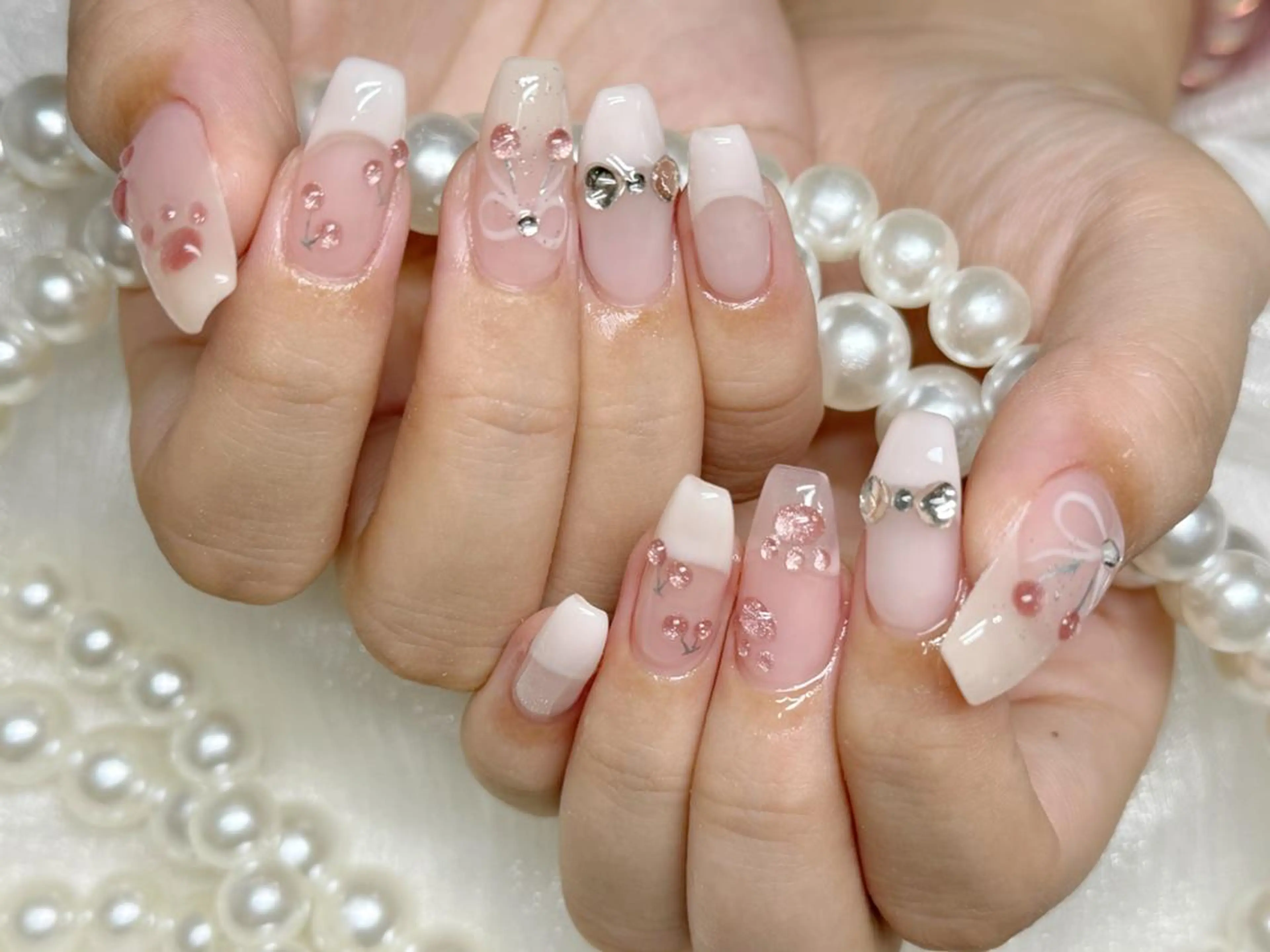 ネイル オーロラネイル 長さ出し フレンチネイル ガーリー キラキラネイル ハンドネイル Lucky nail salonのネイルデザイン