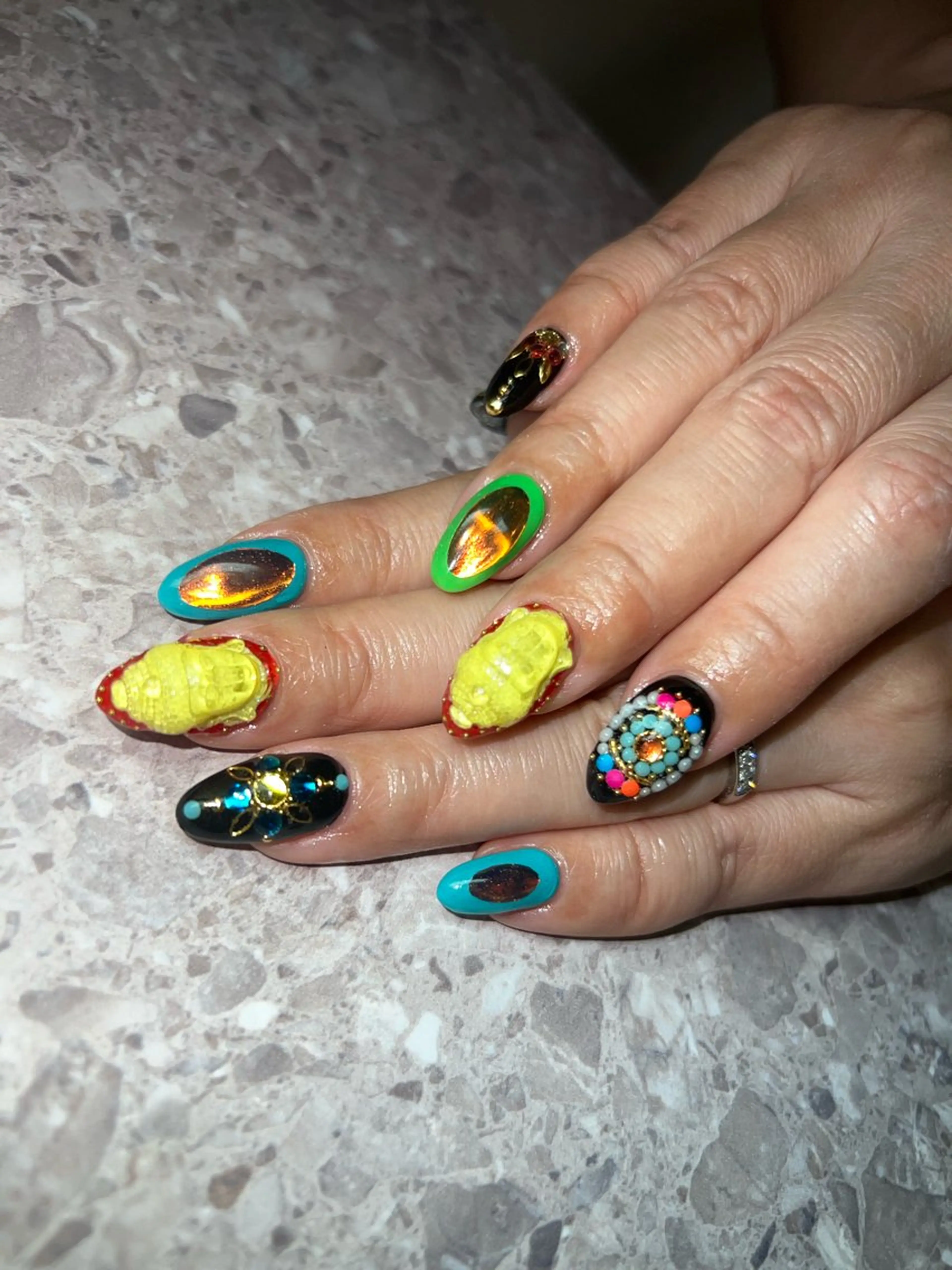 ミディアム ONIKA Nail 青山通り店所属・ONIKA Nail 表参道A4徒歩2分のネイルデザイン