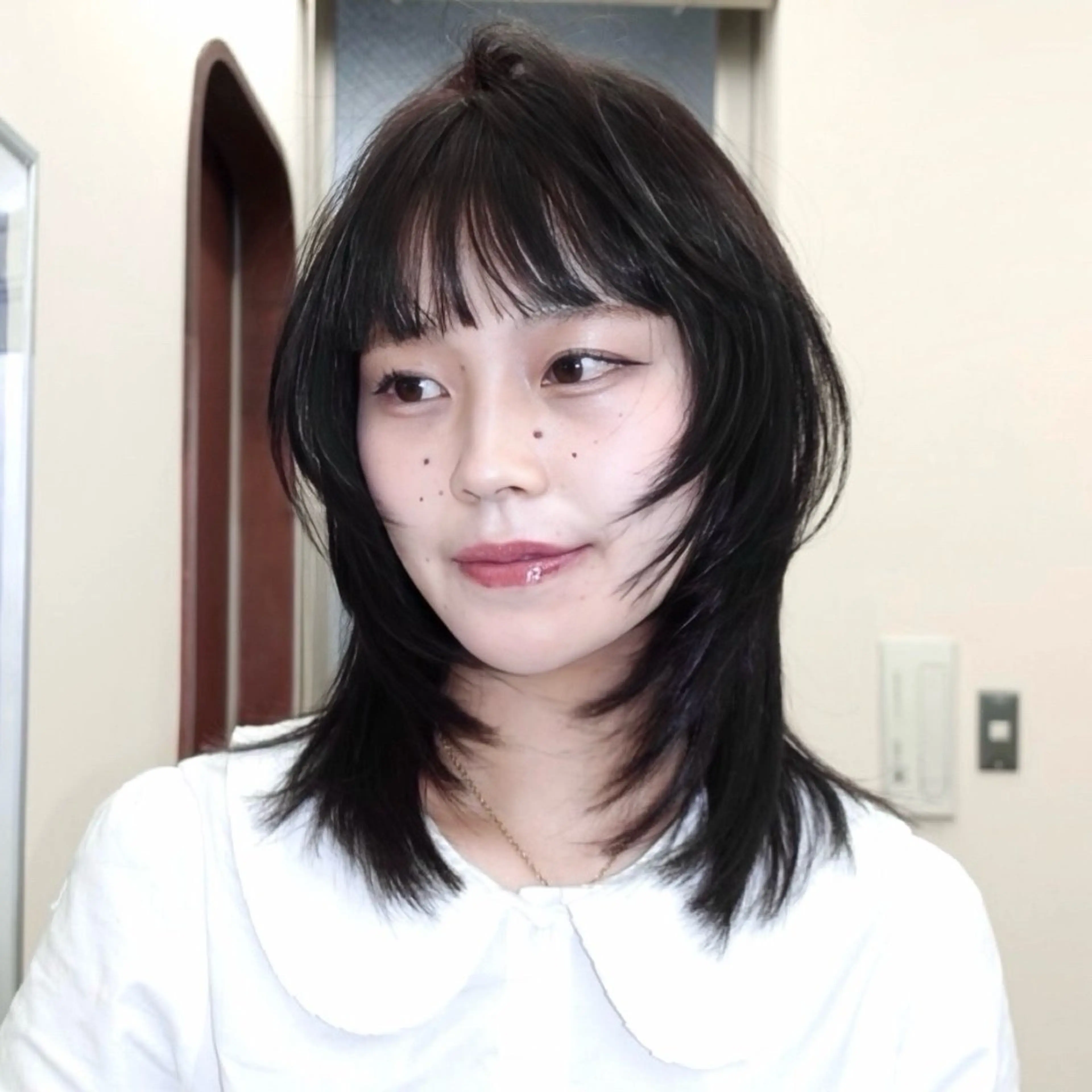 セミロング カラー 黒髪 ブルーカラー ブルーブラック 透明感カラー ダブルカラー カット ヘアカラー トリートメント レイヤーカット ハッシュカットのヘアスタイル