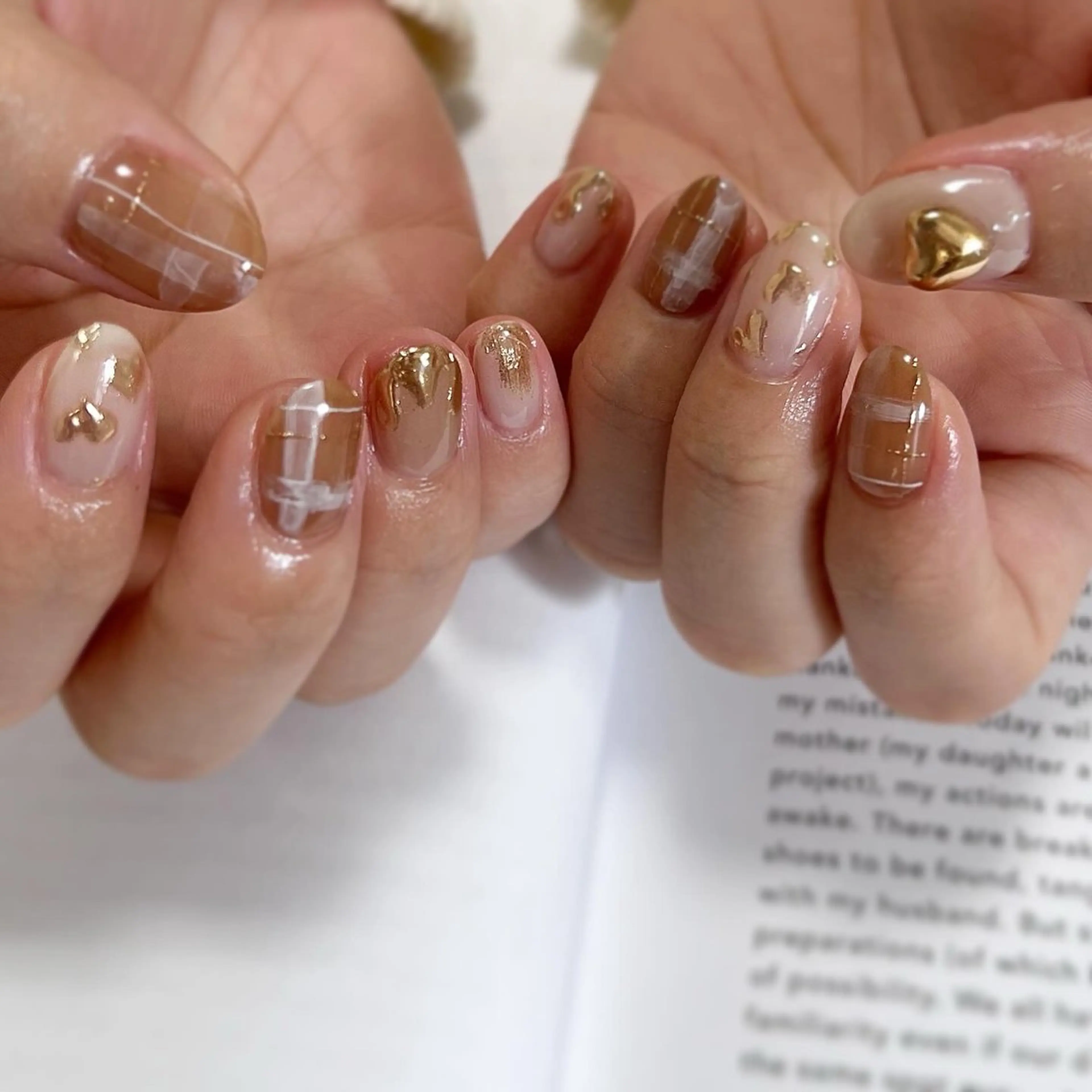 ネイル ブラウン ゴールド ハート バレンタイン 冬ネイル ハンドネイル pointillé .ayaのネイルデザイン