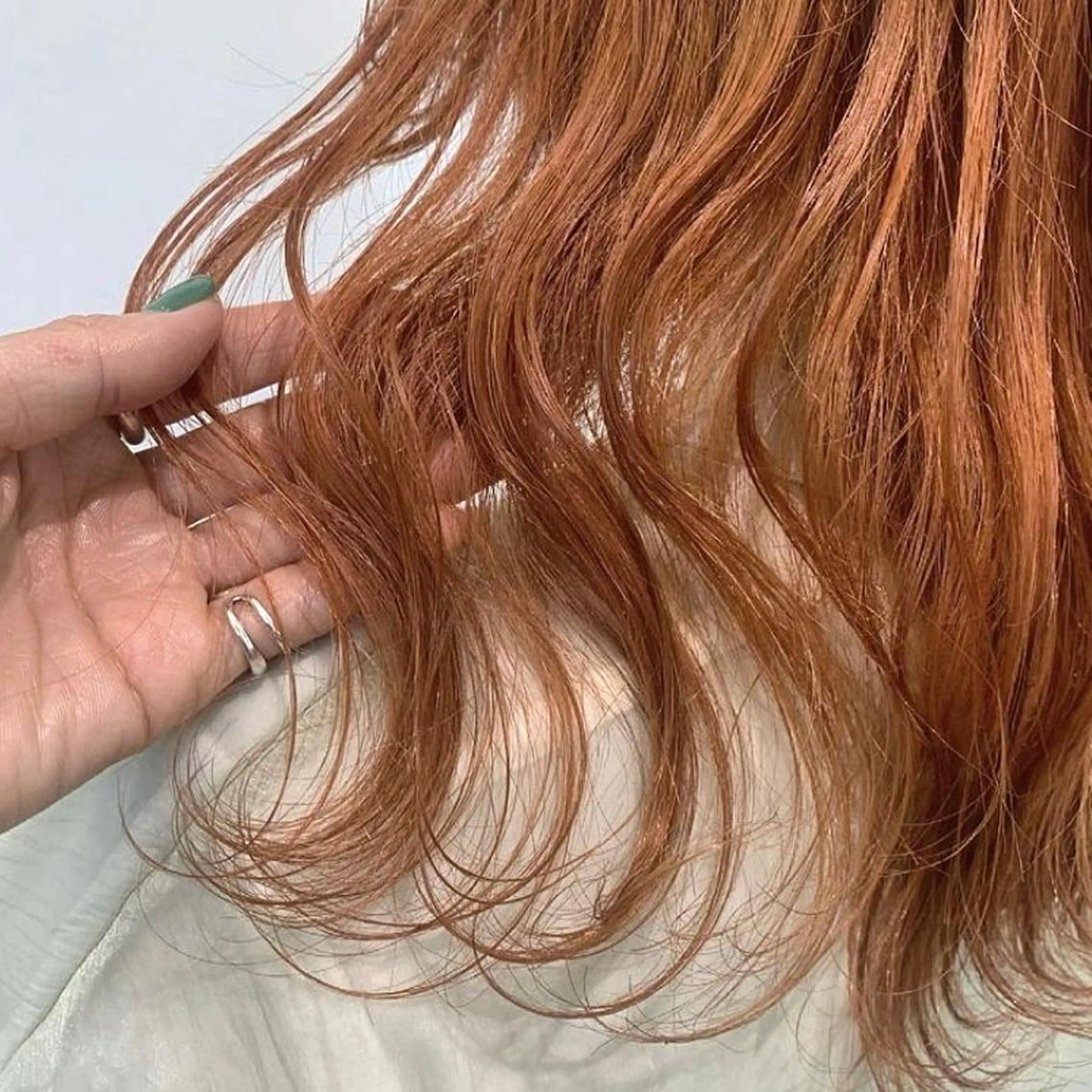 カラー 津秋 朝美のヘアスタイル