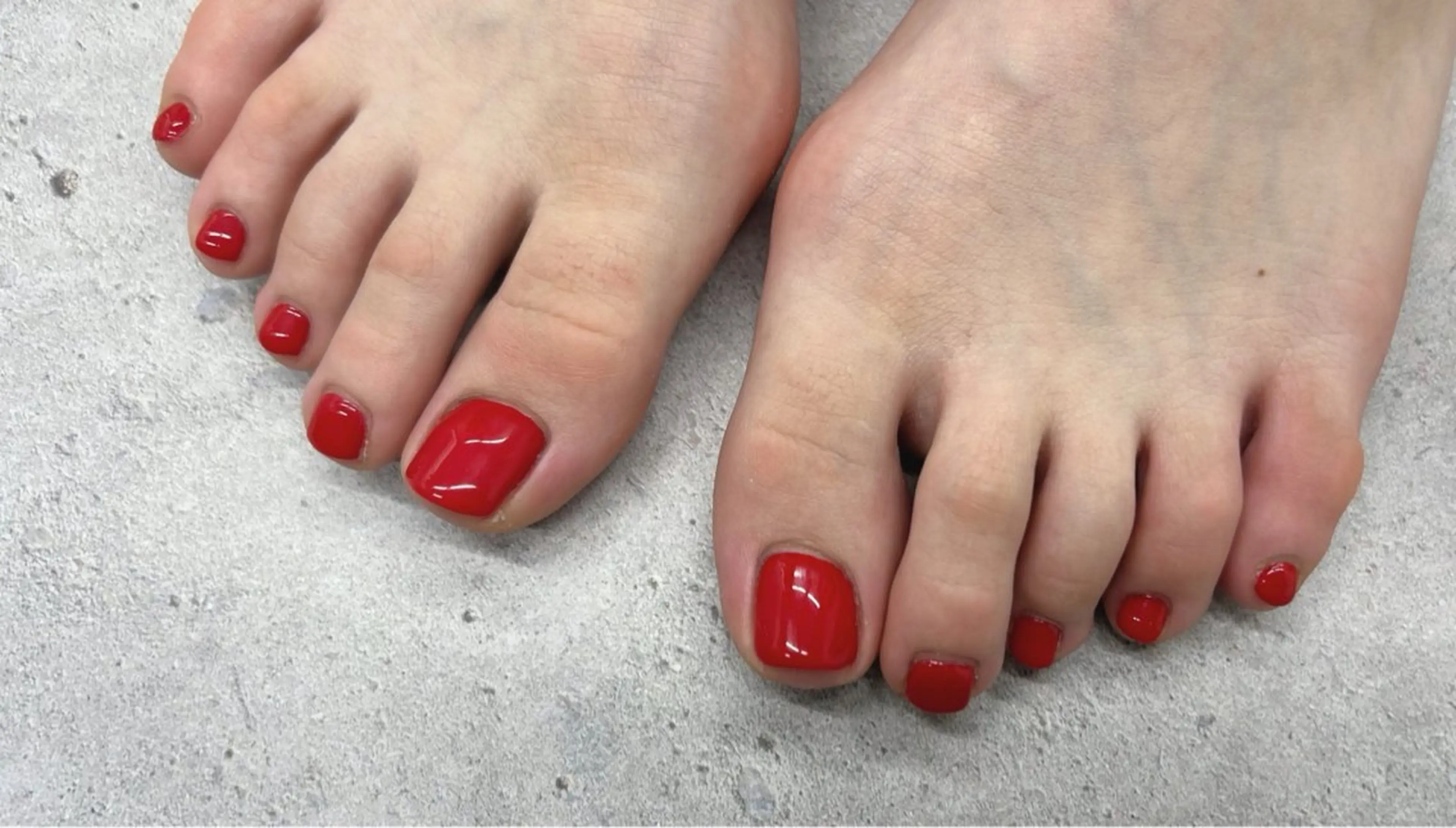 ネイル 赤色 フットネイル Nail Salon agré所属・agré ネイルサロン アグレのネイルデザイン