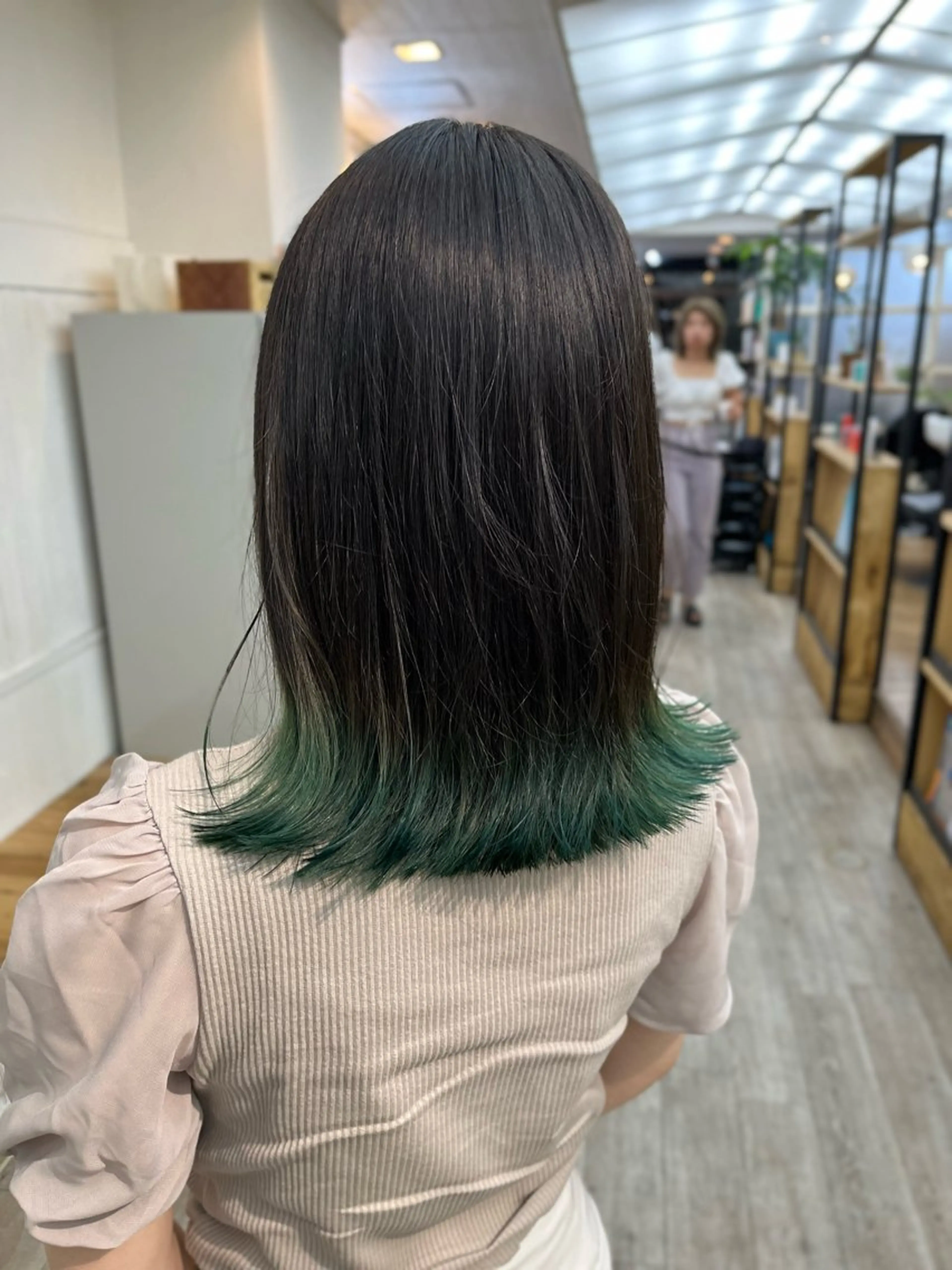 ミディアム カラー パーマ ヘアアレンジ 切りっぱなしボブ デザインカラー インナーカラー ボブ カット ヘアセット 二ヶ月綺麗が続く デザイン/星野六三四のヘアスタイル