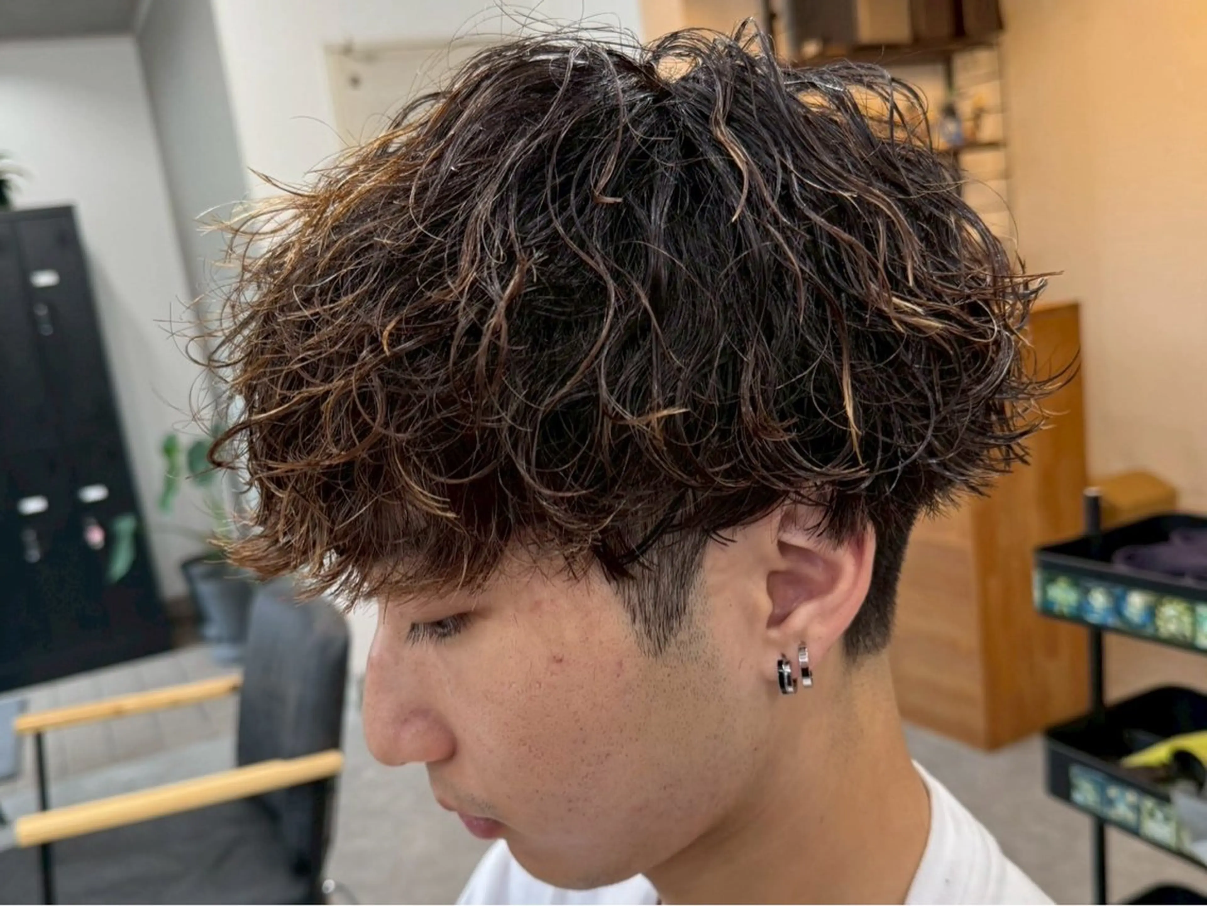 ショート パーマ メンズ センターパート フェードカット マッシュ メンズパーマ スペインカール パーマ 宮下 遼太のヘアスタイル