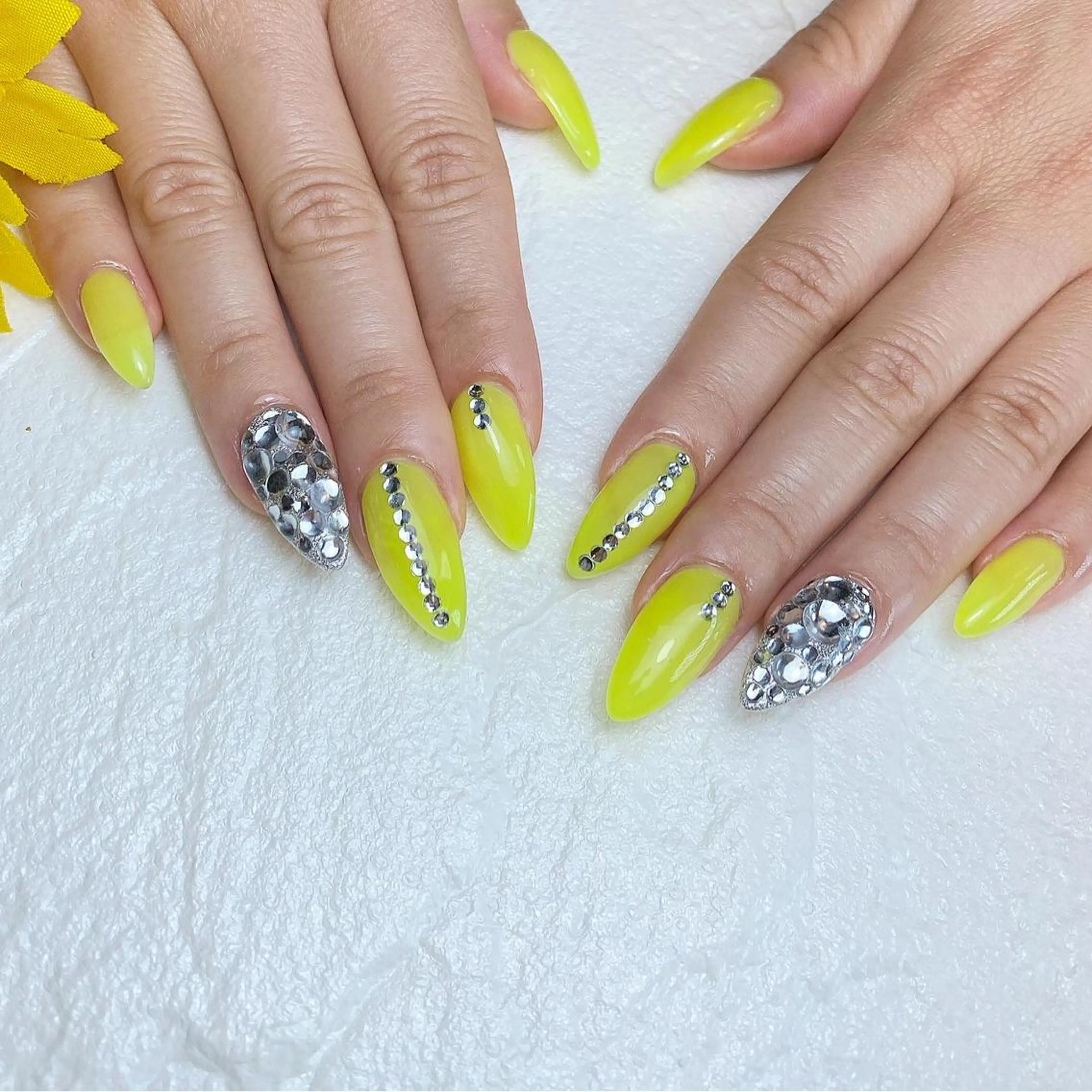 ネイル 黄色 ハンドネイル Nail ameria megu所属・ameria meguのネイルデザイン