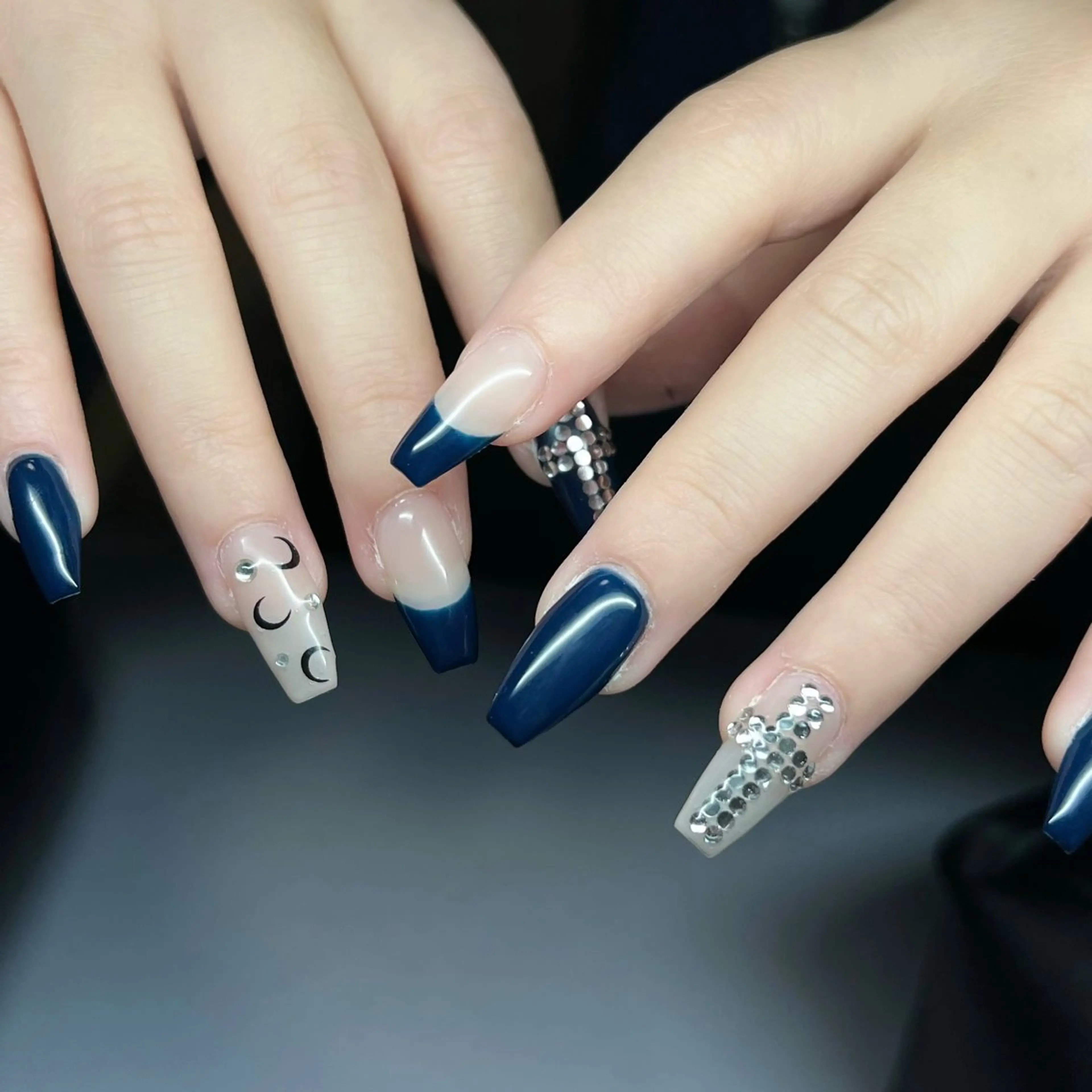 ネイル ストーンネイル ⁸ᵃᵖᵖʸ🐝⋆゜ MöEのネイルデザイン