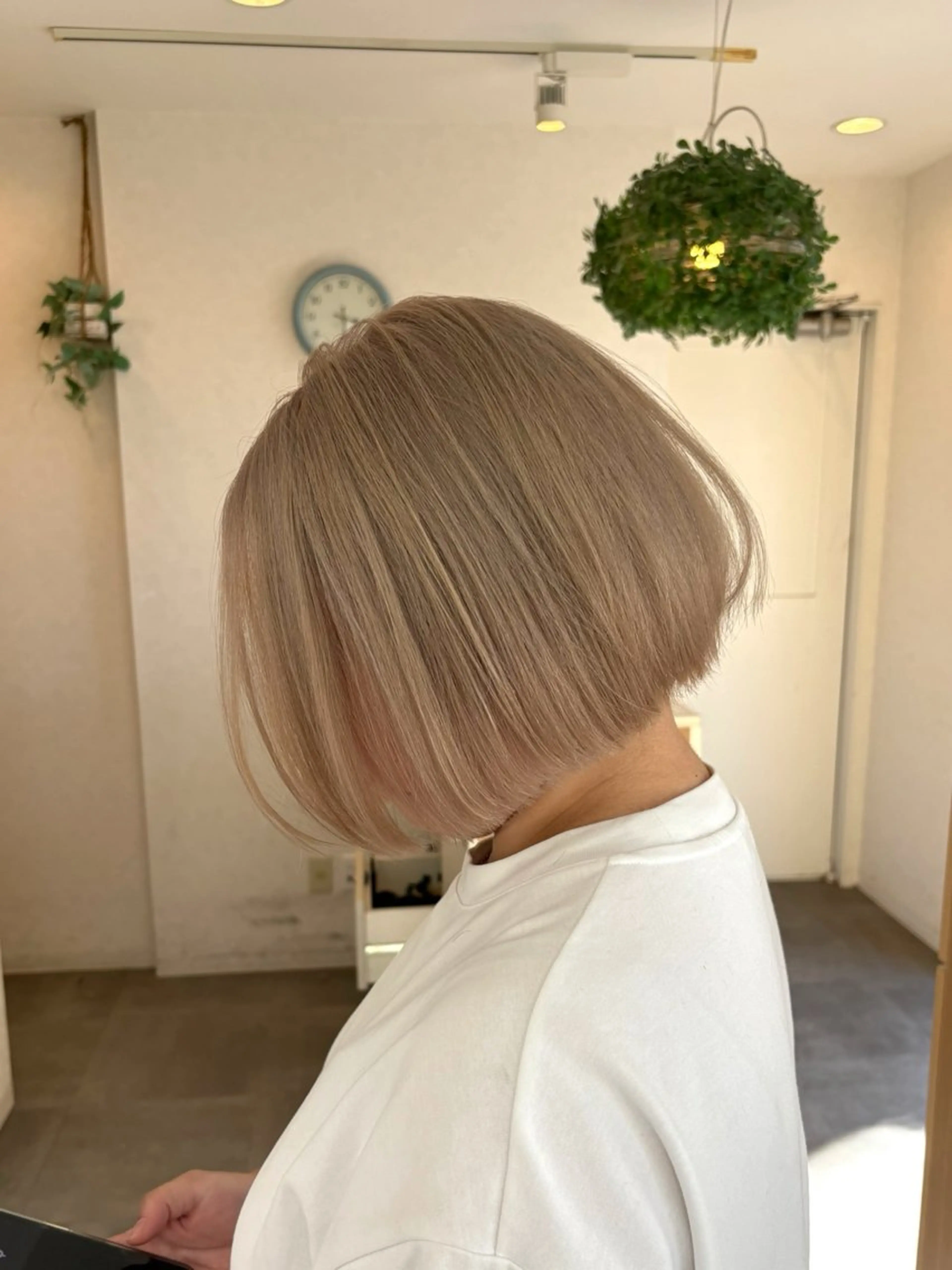 ショート ボブ ヘアカラー トリートメント Ring  by Moremuu所属・issy/ハイライト ハイトーン／レイヤーのヘアスタイル