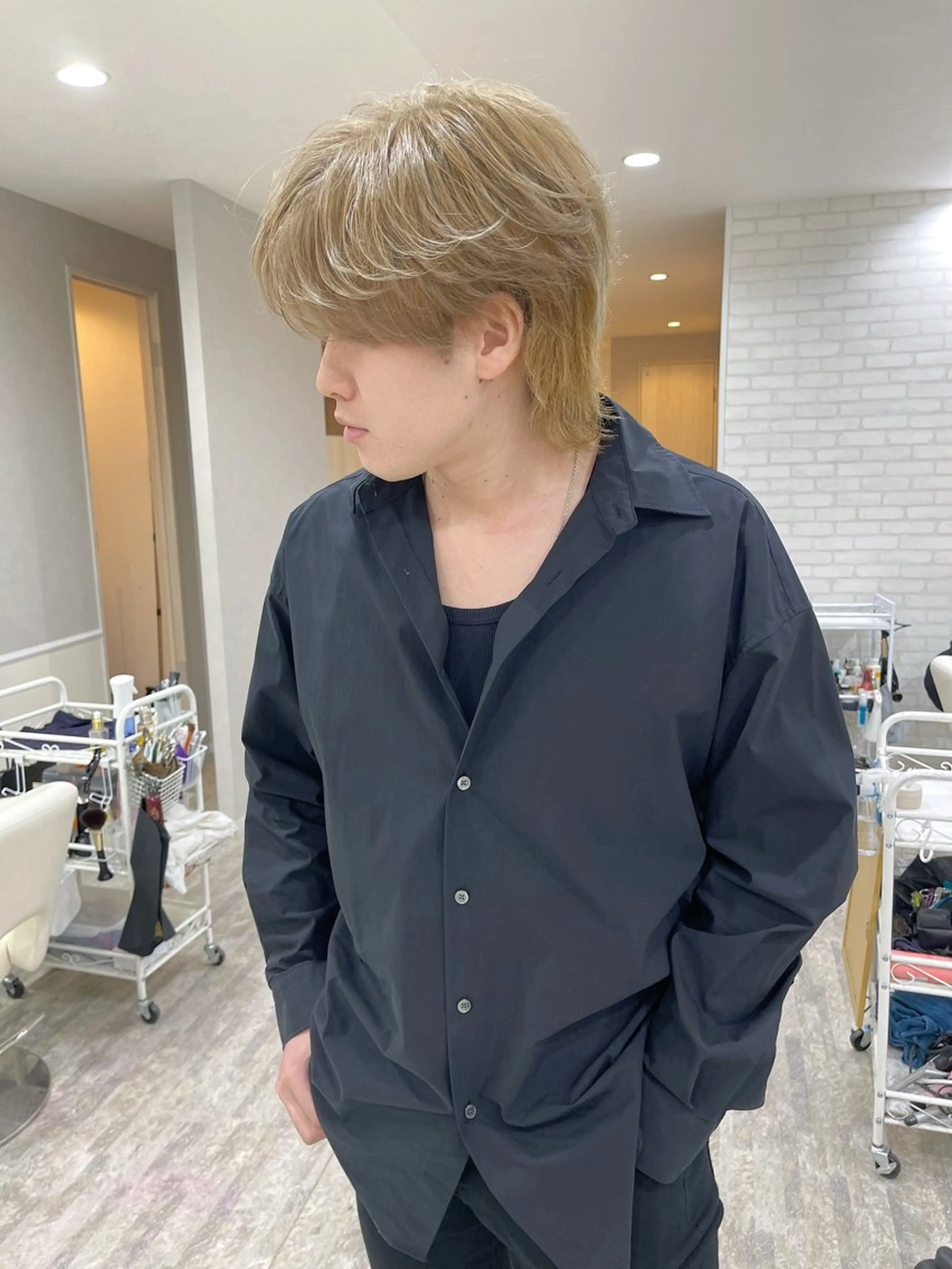 ショート カラー メンズ センターパート メンズハイトーン メンズウルフカット ベージュカラー ハイトーンカラー Realme京都四条烏丸ドゥエ所属・馬込 祝生のヘアスタイル