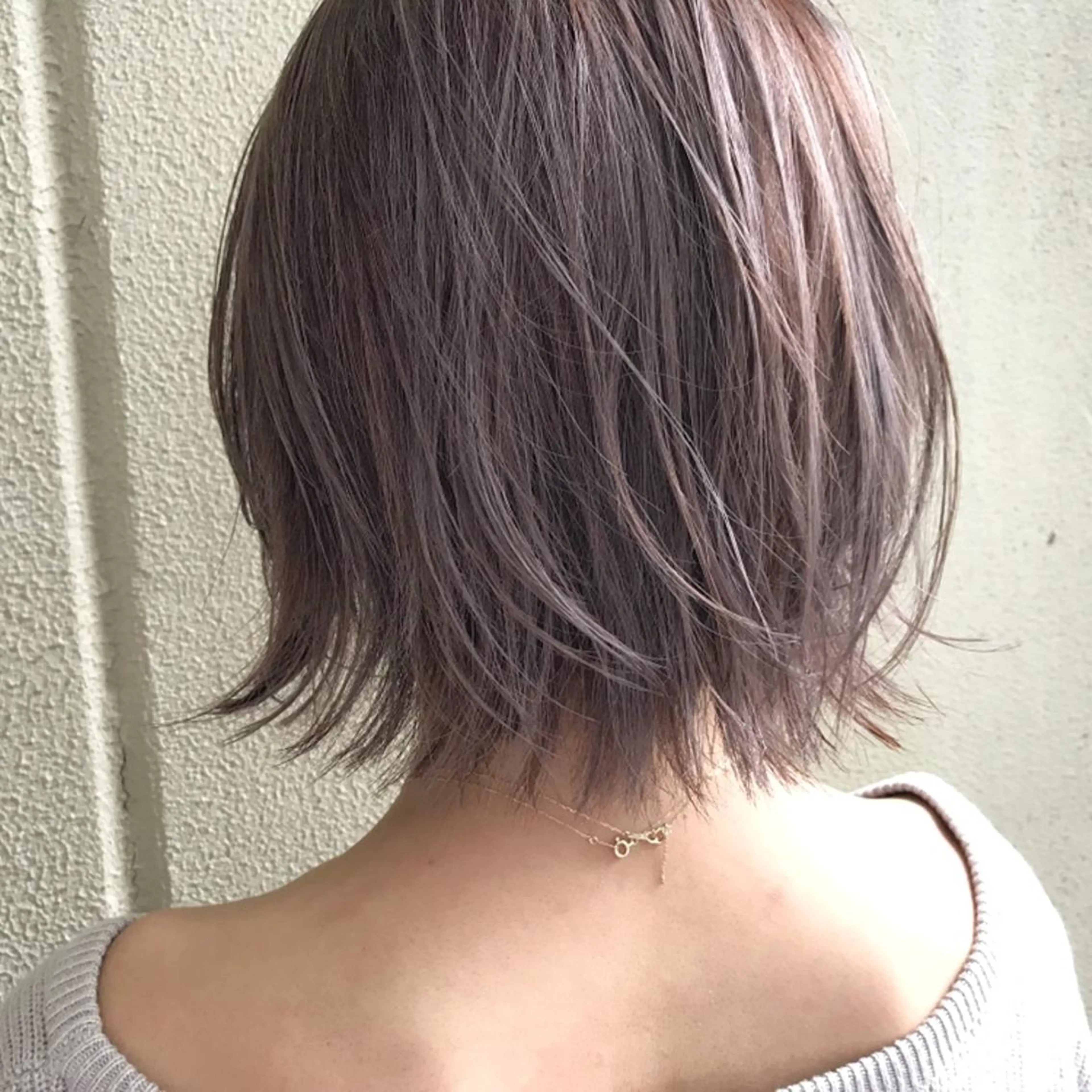 ショート ラベンダーベージュ ハイライト 外ハネヘア カット ヘアカラー カラーリスト菅野 竜矢🌈のヘアスタイル