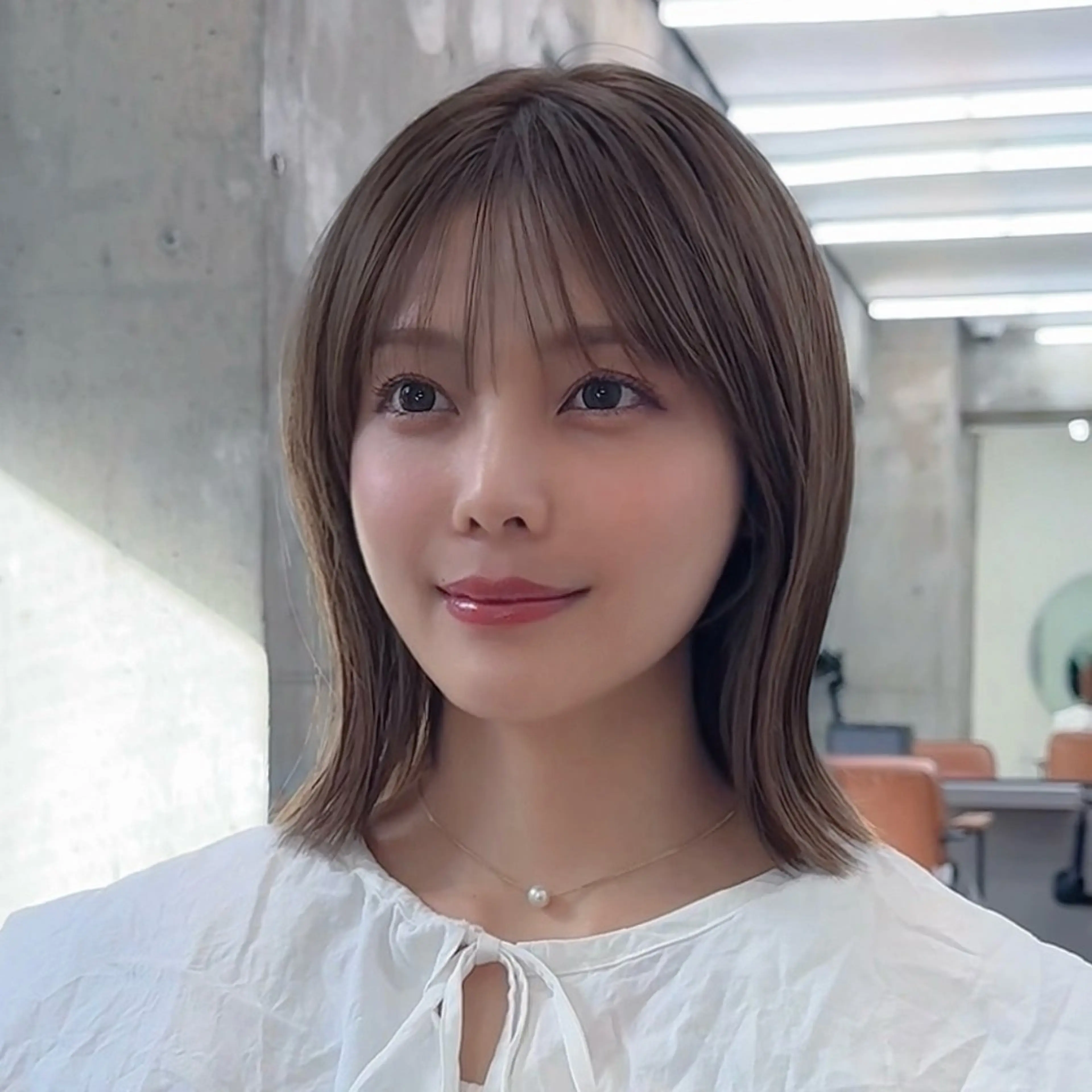 ショート カラー ベージュカラー ブリーチ 透明感カラー ミルクティーベージュ ボブ 顔周り/レイヤー/ 透明感/みっきーのヘアスタイル