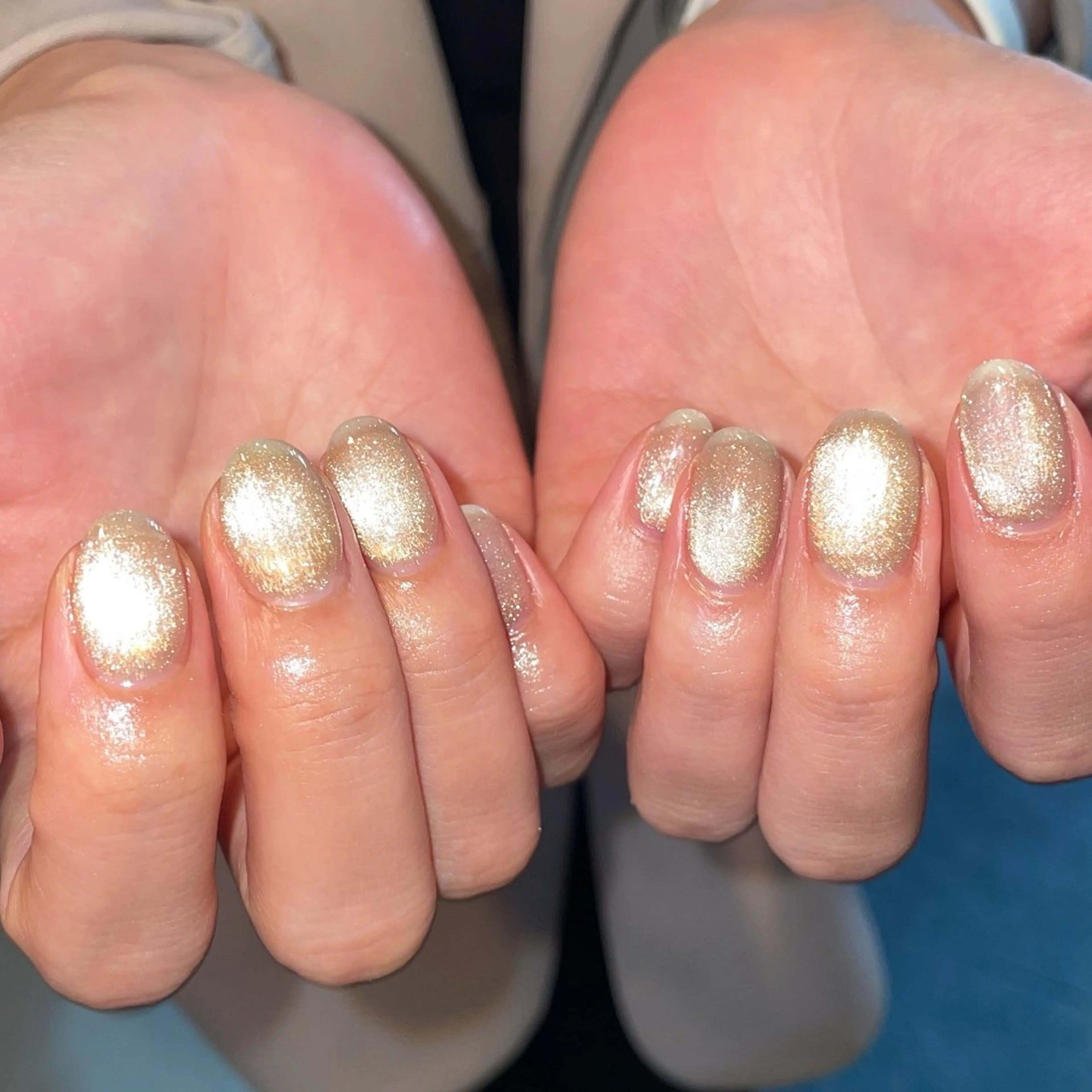 ネイル ゴールド キラキラネイル マグネットネイル ビー玉ネイル 黄色 ハンドネイル ハンドケア 🎀NAIL🎀 AI🪄︎︎◝✩のネイルデザイン