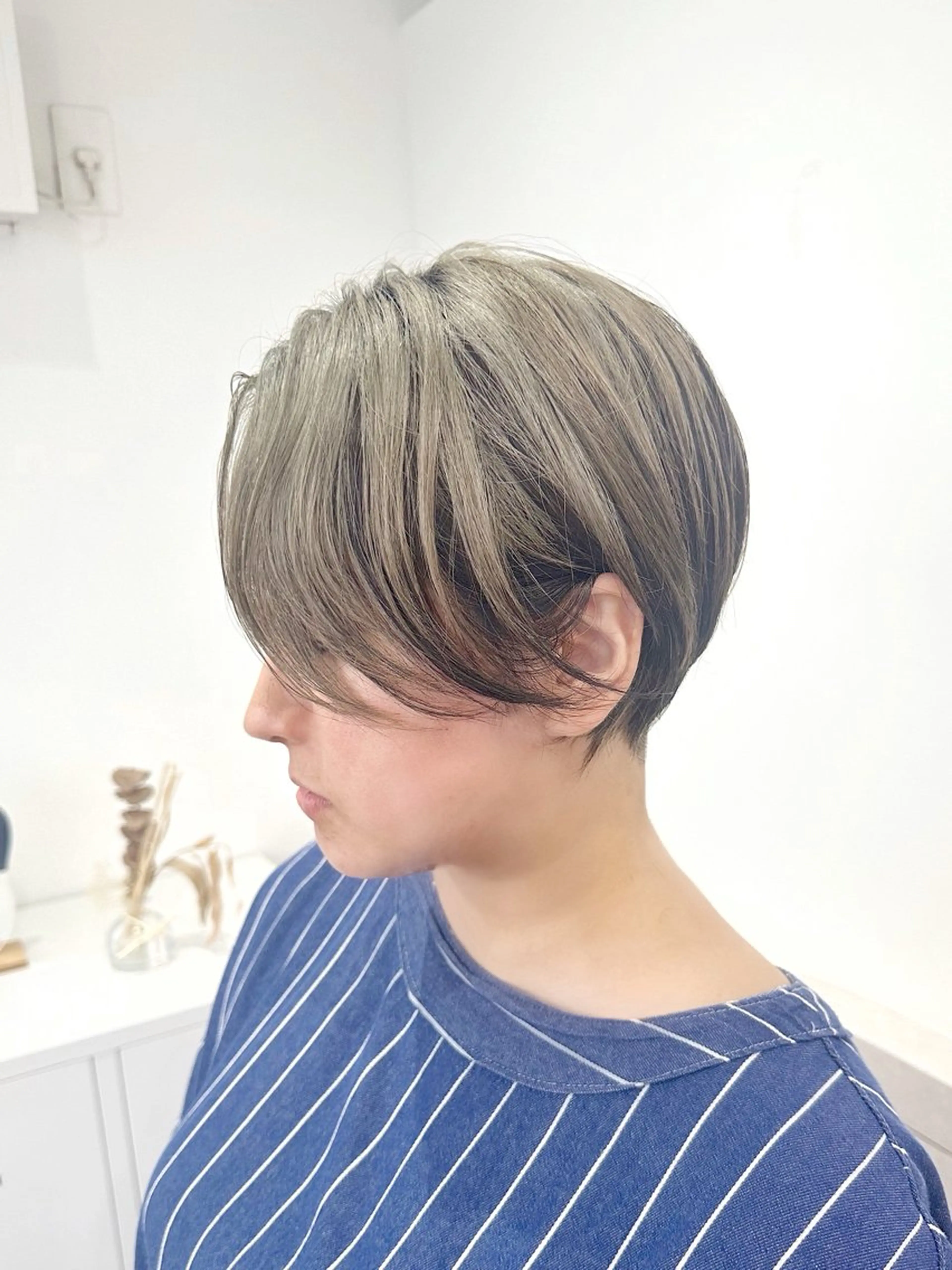 ショート カラー ハンサムショート グレージュ シルバー シルバーグレージュ ショートヘア hair salon suiw所属・ハイトーンショート 特化‬吉田義隆のヘアスタイル