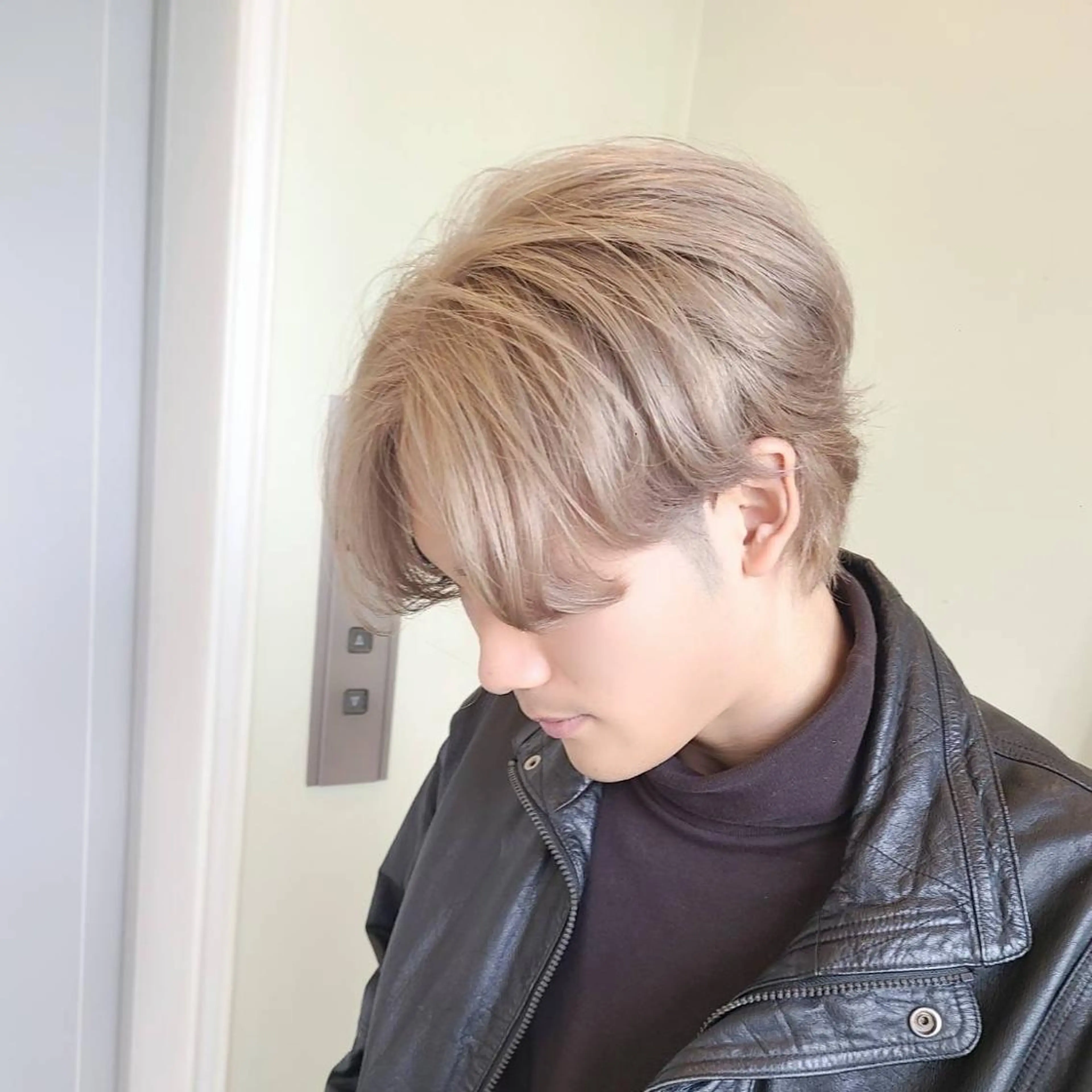 セミロング カラー メンズ メンズハイトーン アディクシーカラー アッシュ ベージュカラー ブロンド カット ヘアカラー トリートメント ヘアケア特化型サロン newi 京橋のヘアスタイル