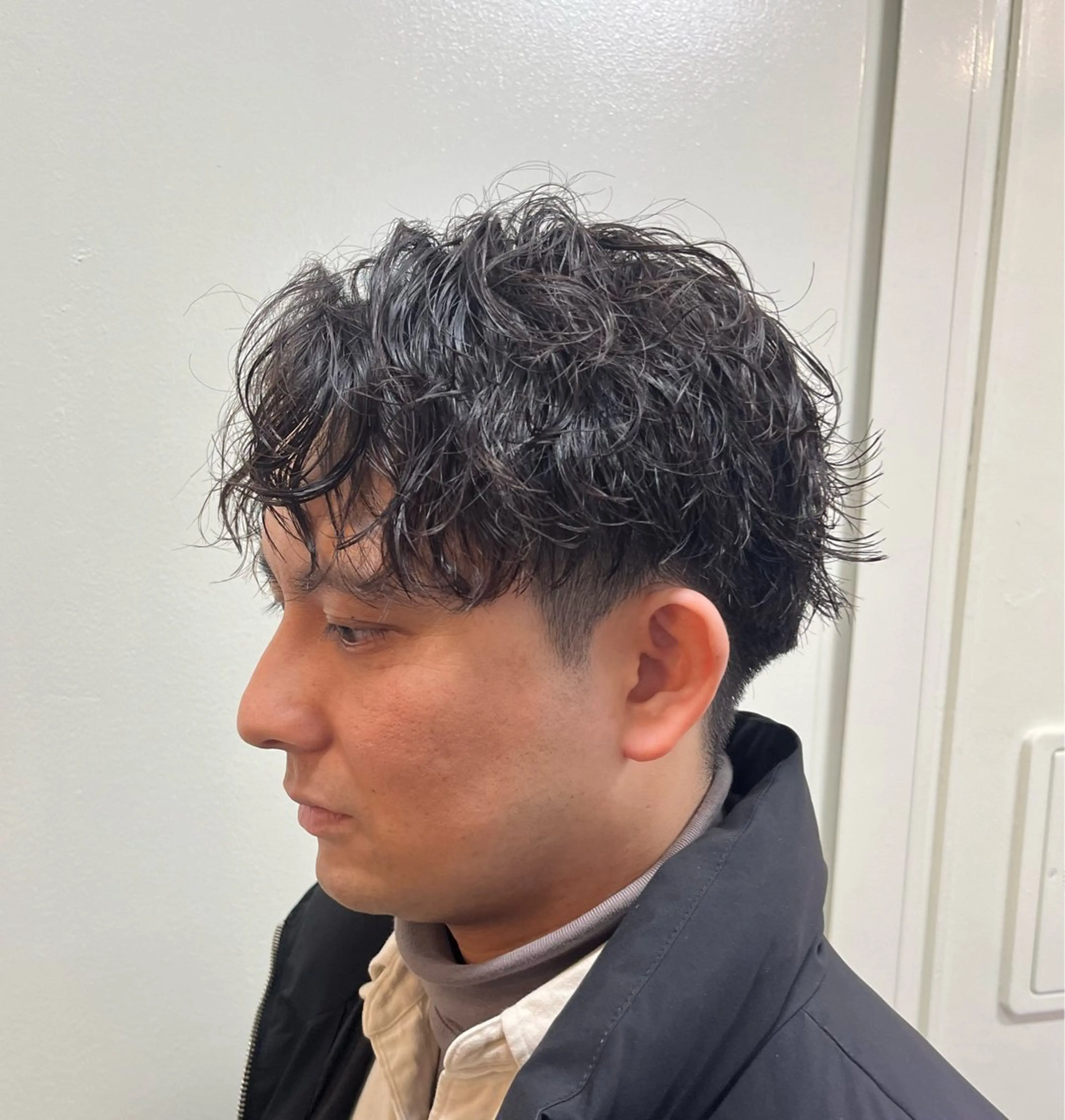 ショート パーマ メンズ メンズパーマ ツイストスパイラルパーマ スパイラルパーマ カット パーマ 韓国風メンズ/毛流れ ヘアなら須田龍世のヘアスタイル