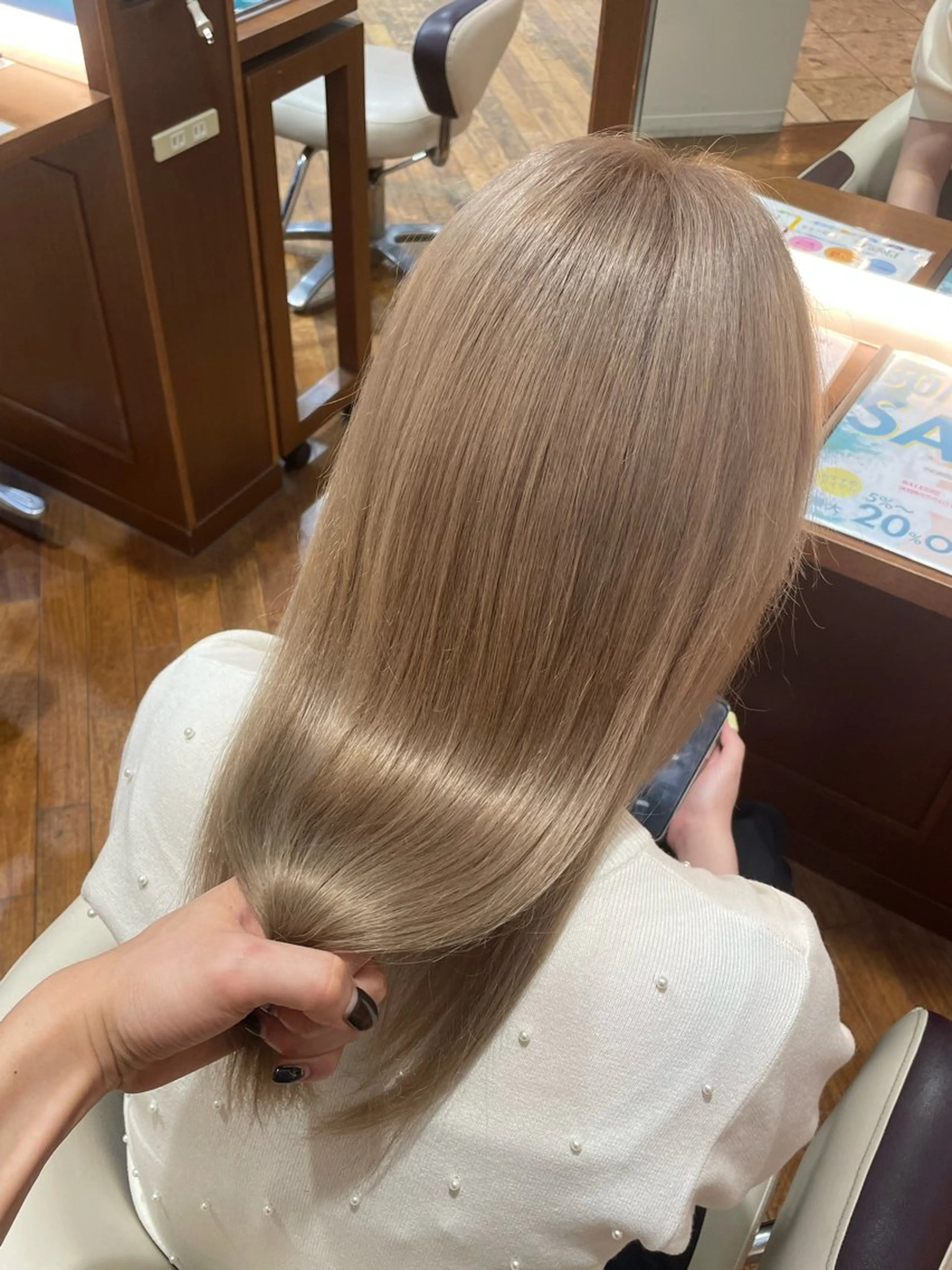 カラー ベージュカラー ブリーチ ミルクティーベージュ イーストハムヘッドショップ所属・野村 直輝のヘアスタイル