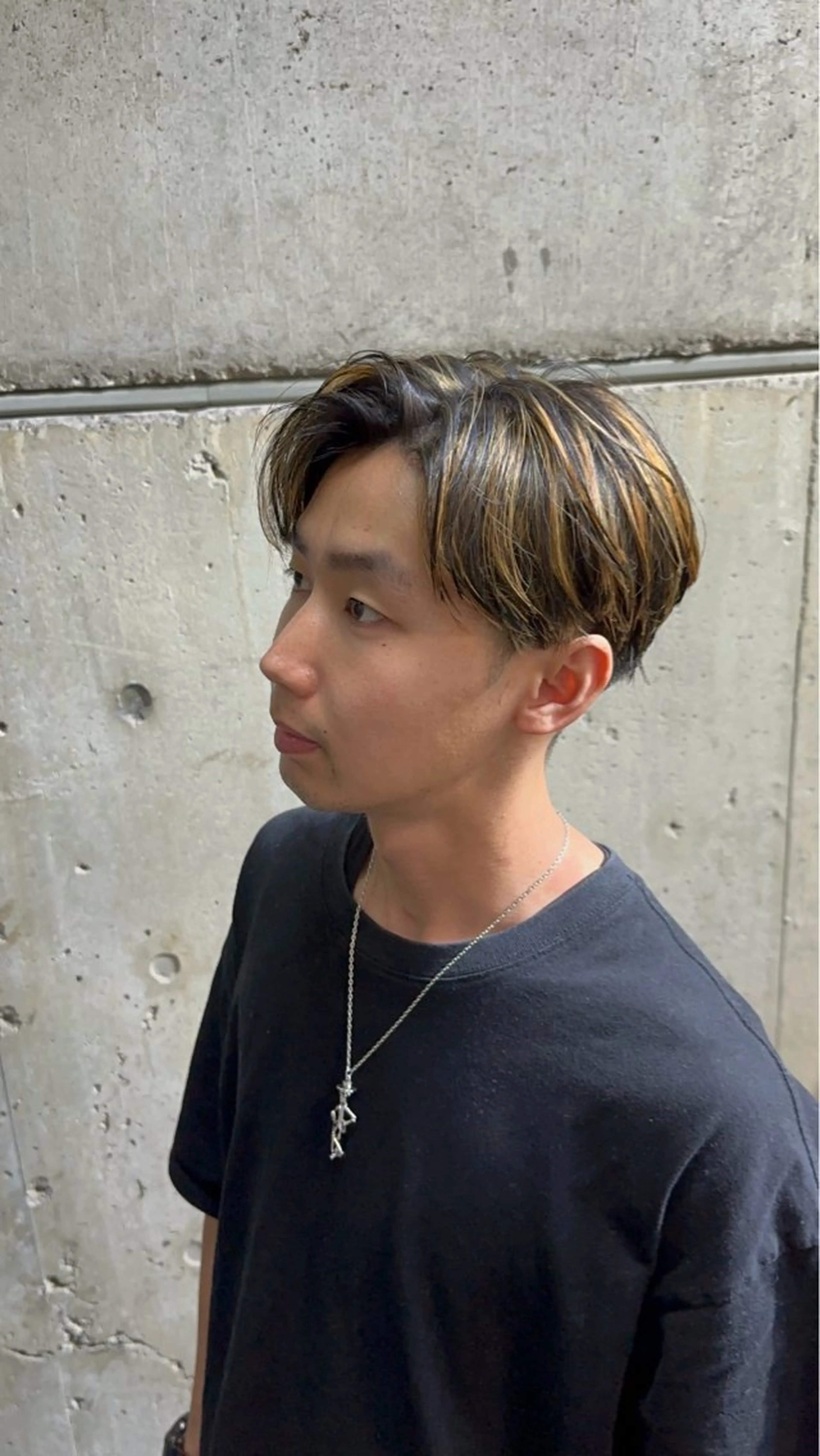 カラー メンズ センターパート メンズハイライト ハイライトカラー 五十嵐 圭音のヘアスタイル