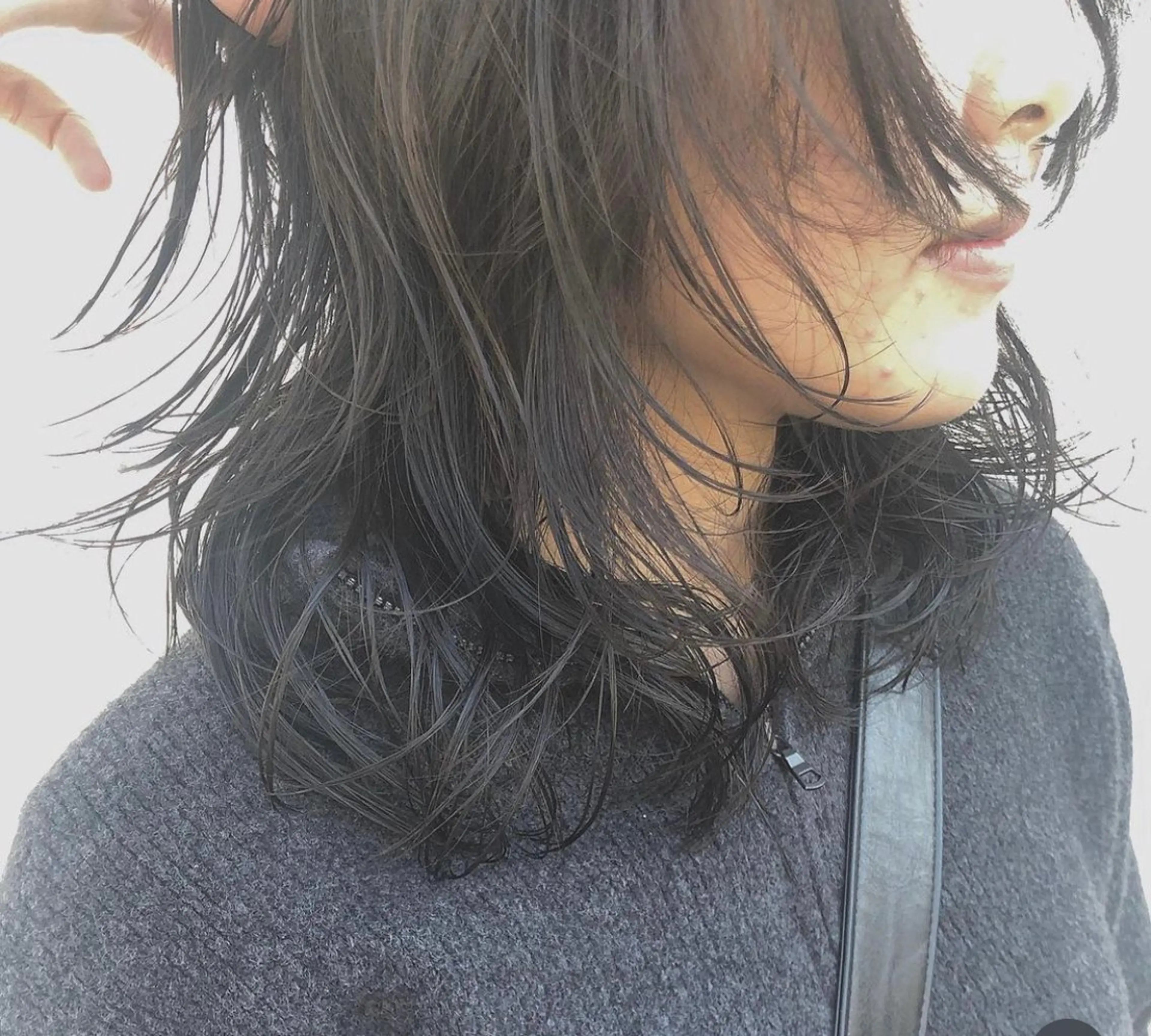 ミディアム カラー パーマ ヘアアレンジ ミディアムパーマ 黒髪 ブルーカラー ブルーブラック 顔まわりレイヤー カット パーマ トリートメント ヘッドスパ 【ツヤ髪美容師】 ツダケイスケのヘアスタイル