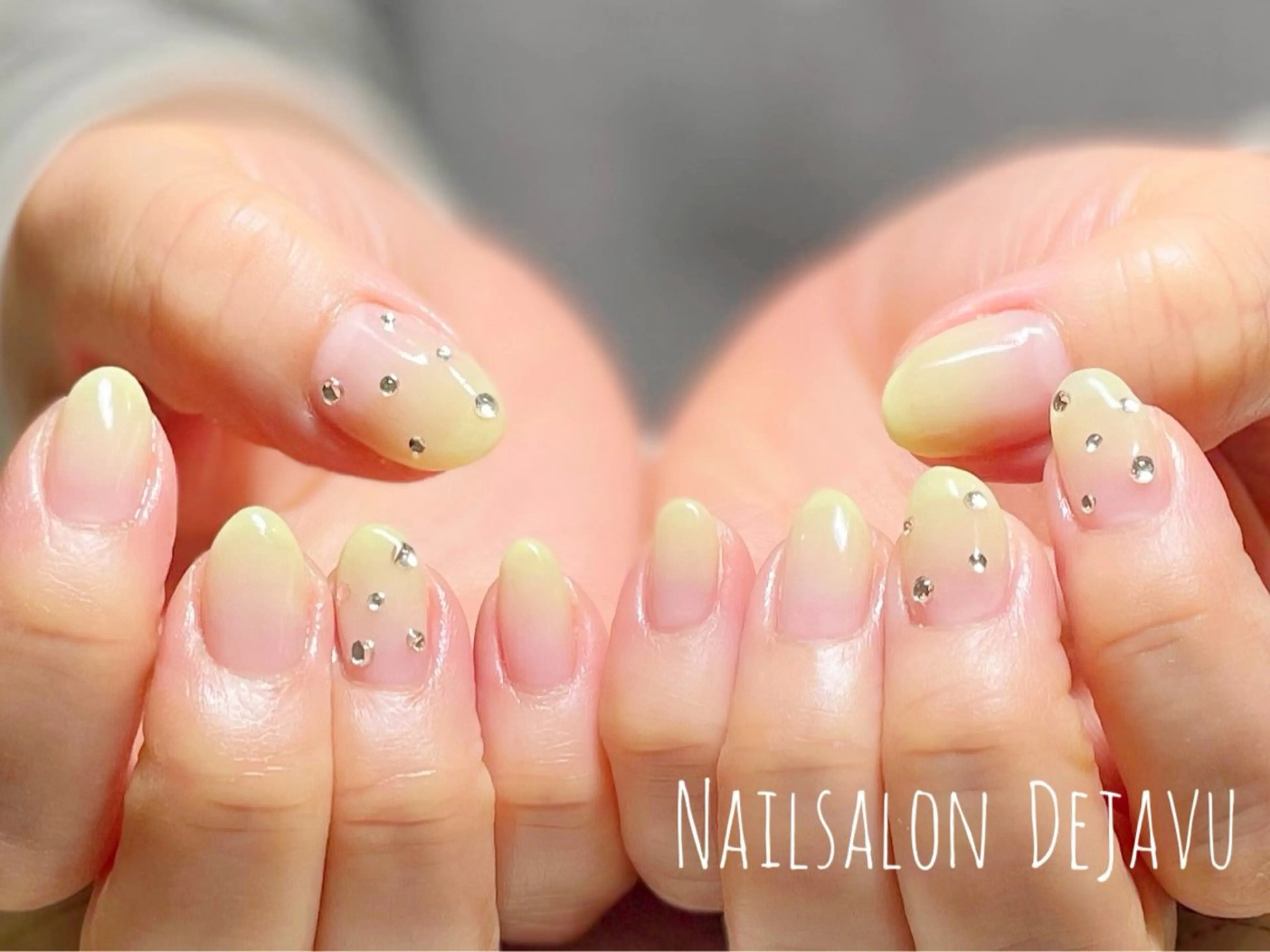 ネイル グラデーション ストーンネイル ハンドネイル Nailsalon Dejavu Yokosuka所属・Nailsalon Dejavuのネイルデザイン