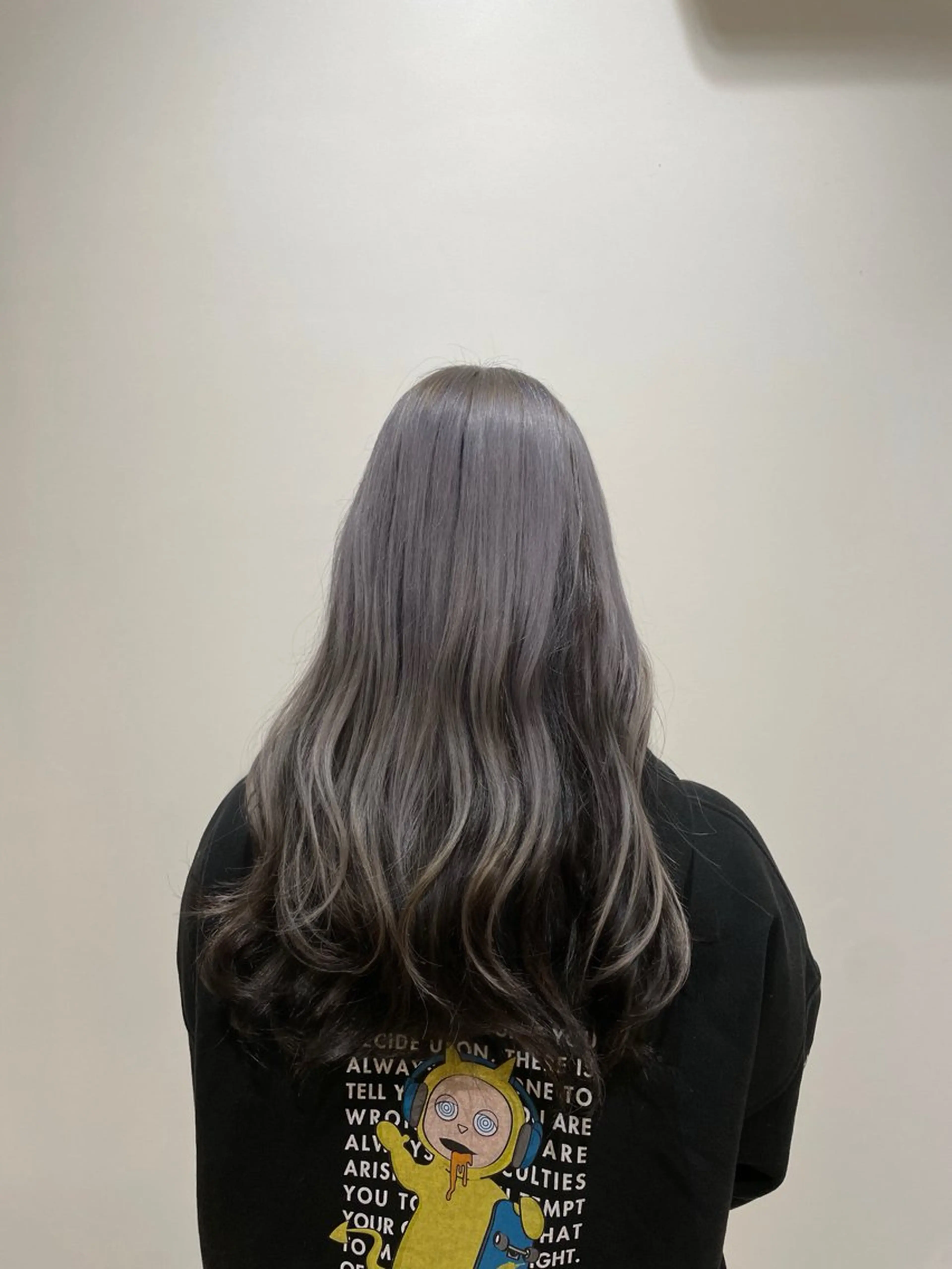 アンブレラカラー 外側は2回ブリーチでグレーのような色に、内側は黒で