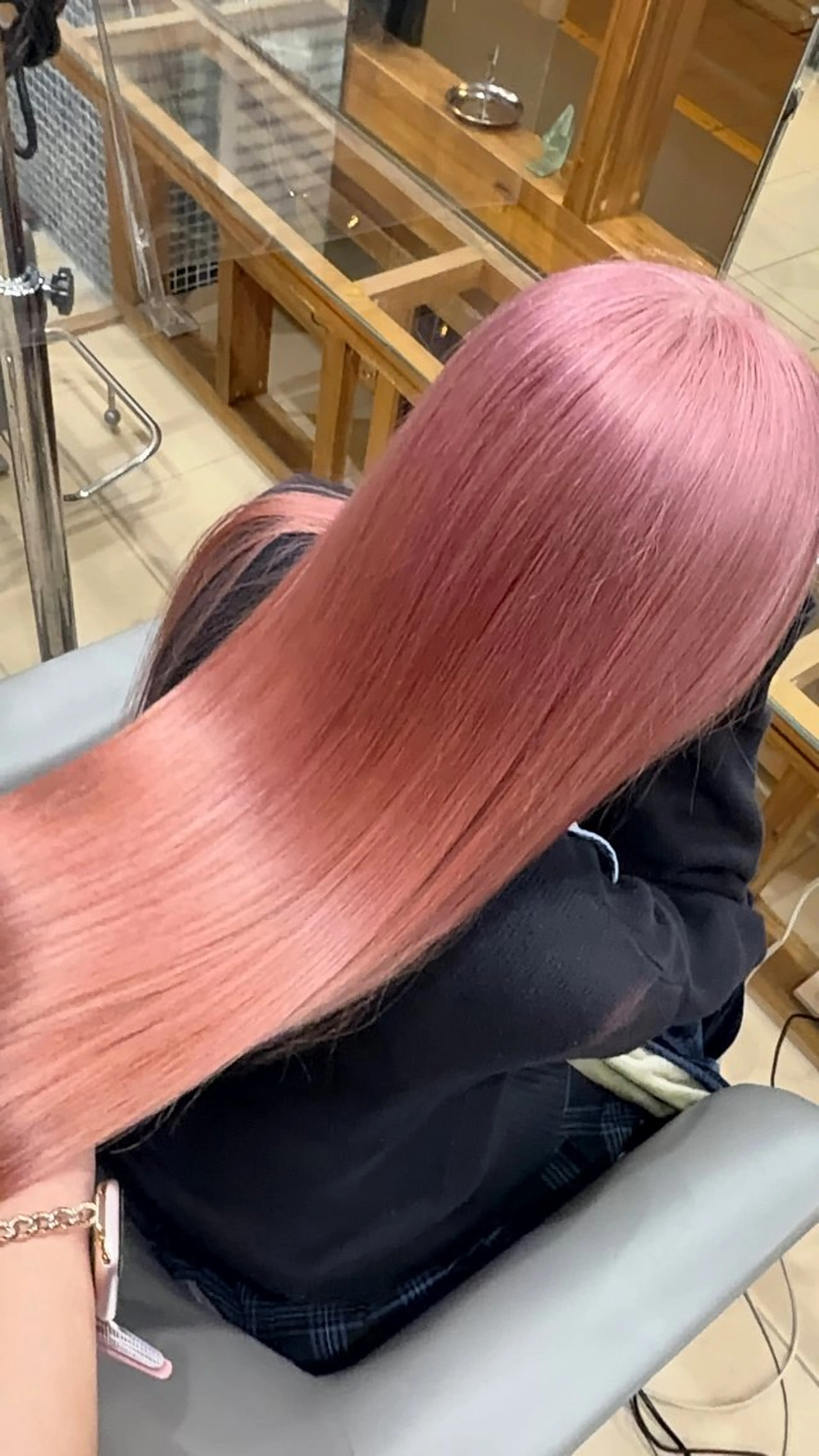 ロング カラー ピンクカラー ホワイトピンク ヘアカラー レイヤーカット/ 縮毛矯正/海音のヘアスタイル