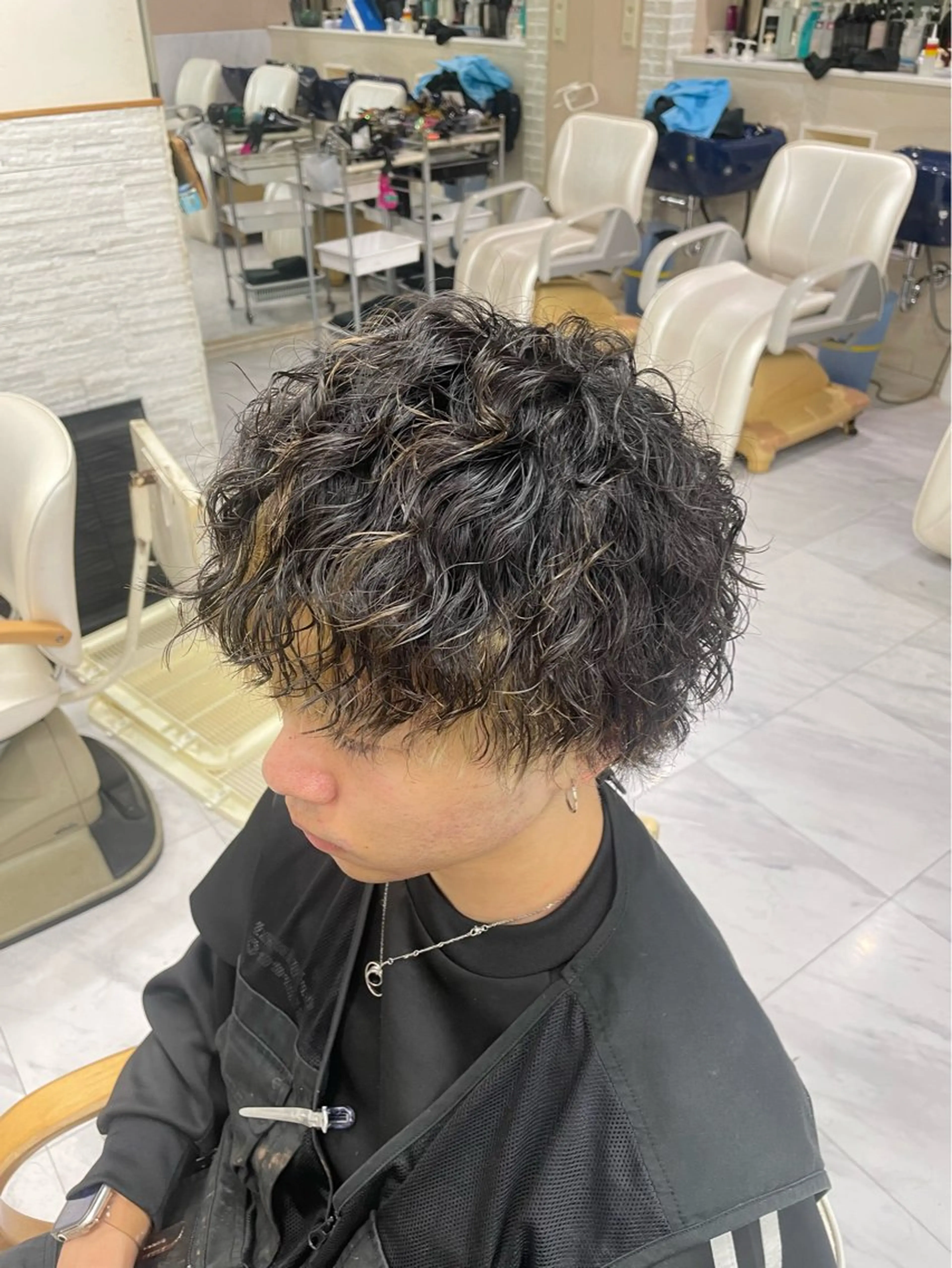 ショート パーマ メンズ マッシュ メンズパーマ ツイストスパイラルパーマ デート スパイラルパーマ 🐥くまがい💛 ダブルカラー／パーマのヘアスタイル