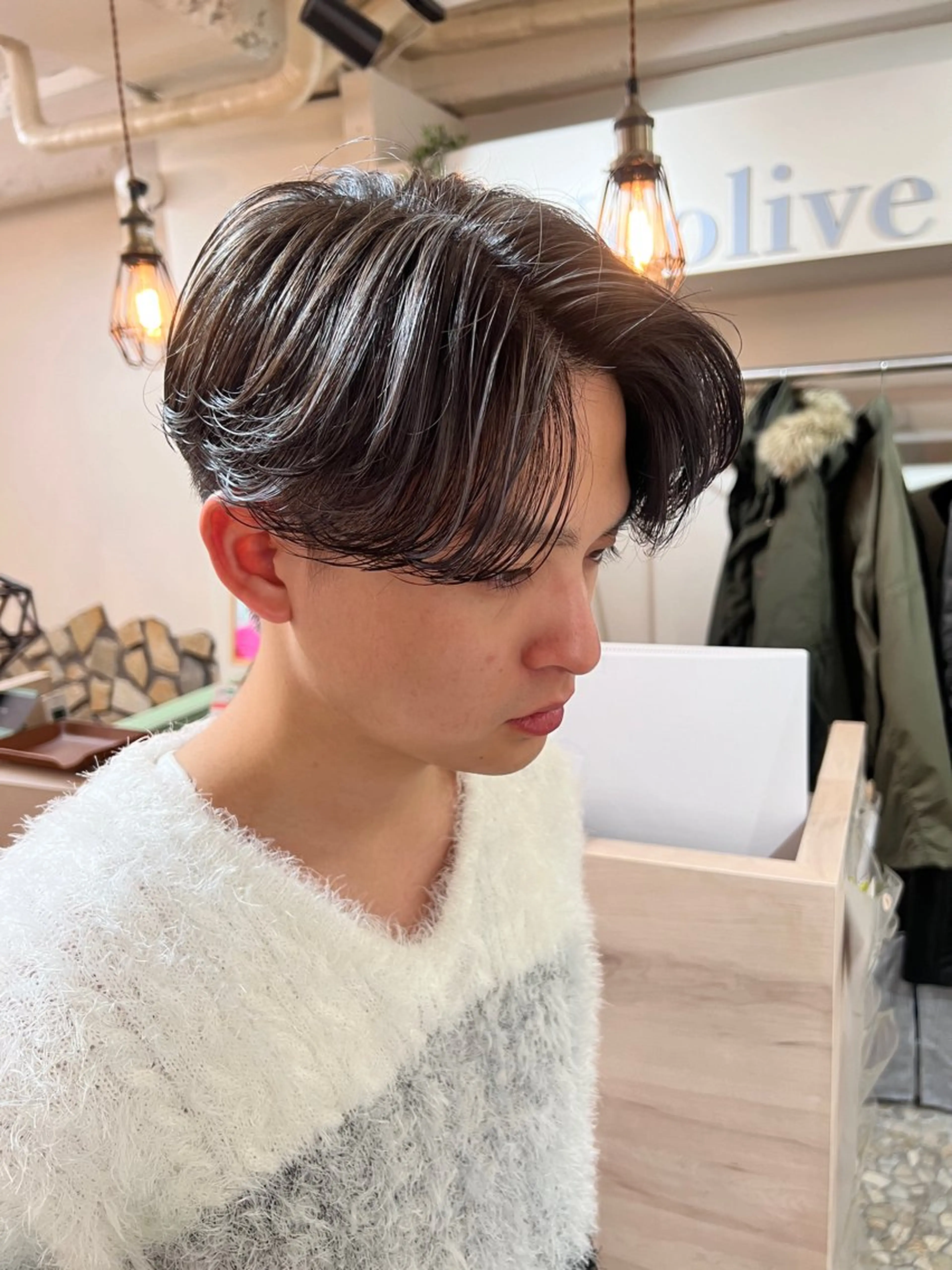 ミディアム パーマ メンズ ミディアムパーマ センターパート メンズハイライト メンズ韓国風 メンズパーマ カット ヘアカラー メンズカットパーマ ✂️ JOYAのヘアスタイル