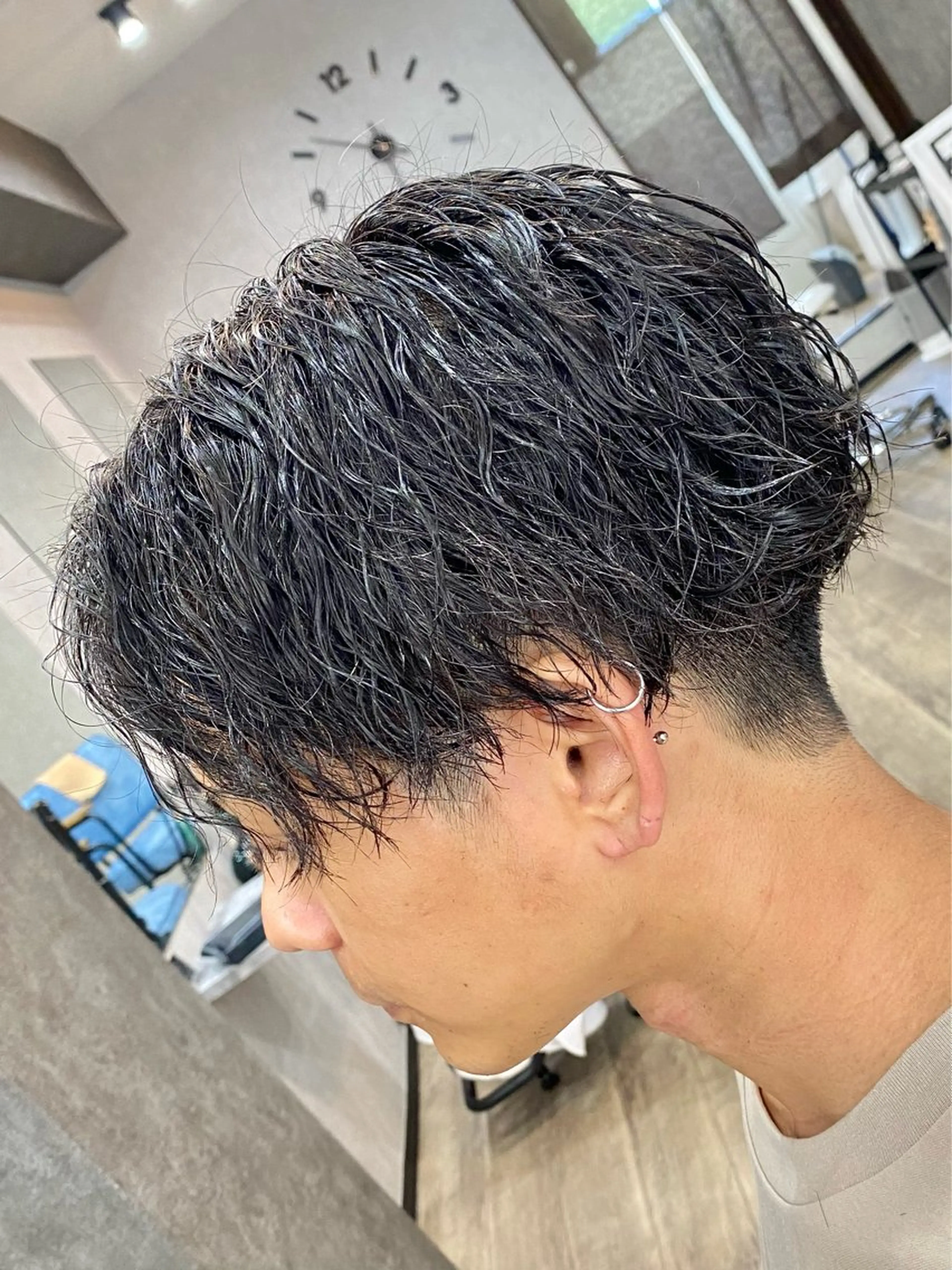 ミディアム パーマ メンズ ミディアムパーマ メンズハイライト メンズパーマ ツイストスパイラルパーマ ハイライト カット パーマ 田口 慎士のヘアスタイル