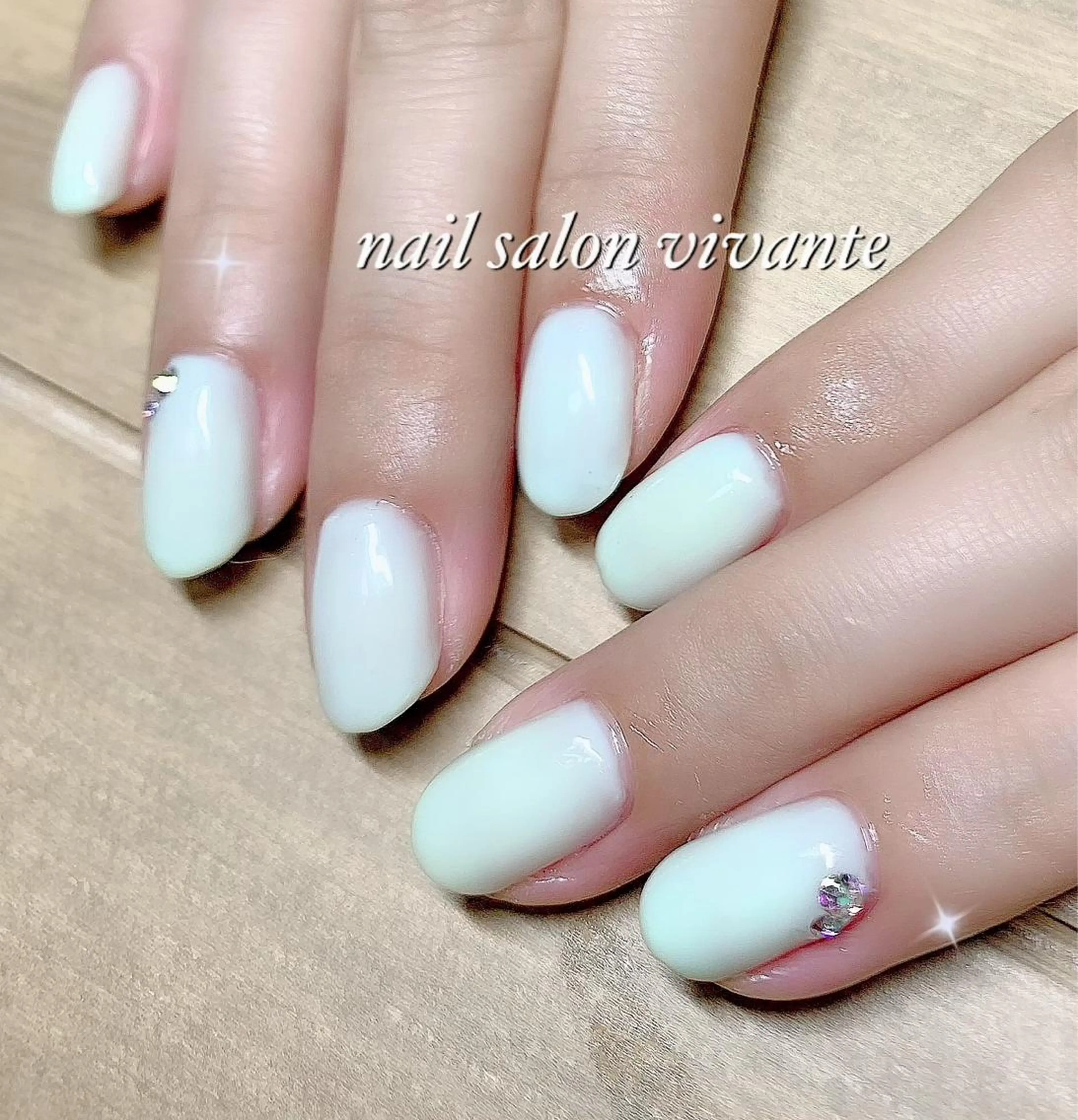 ネイル オーロラネイル グリーン ワンカラーネイル ストーンネイル nail salon vivante所属・nail salon vivanteのネイルデザイン
