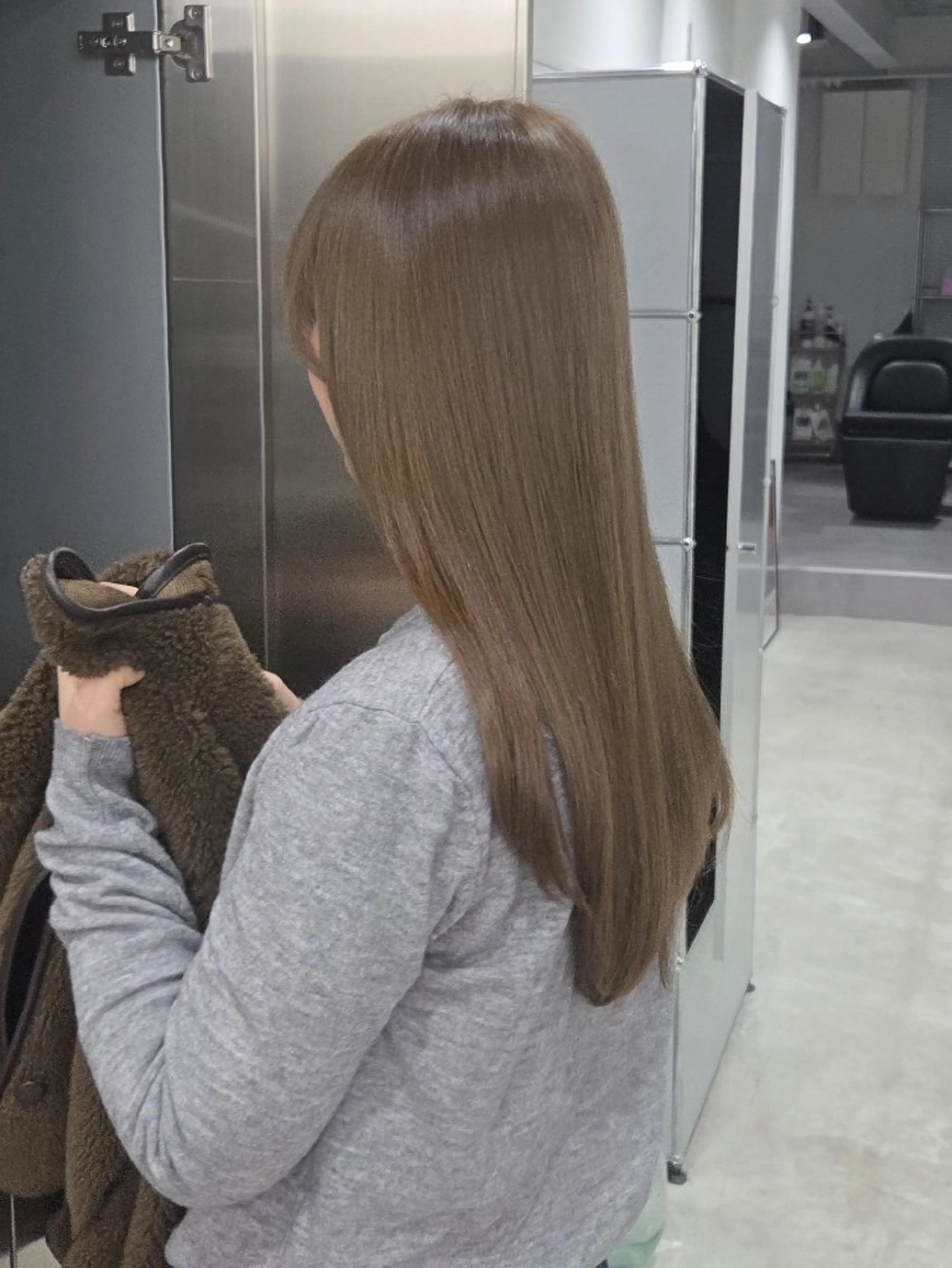 ロング カラー 透明感カラー グレージュ レイヤーカット ロング カット ヘアカラー トリートメント ill 天神大名所属・YOKUTO 前下りボブ/レイヤーのヘアスタイル