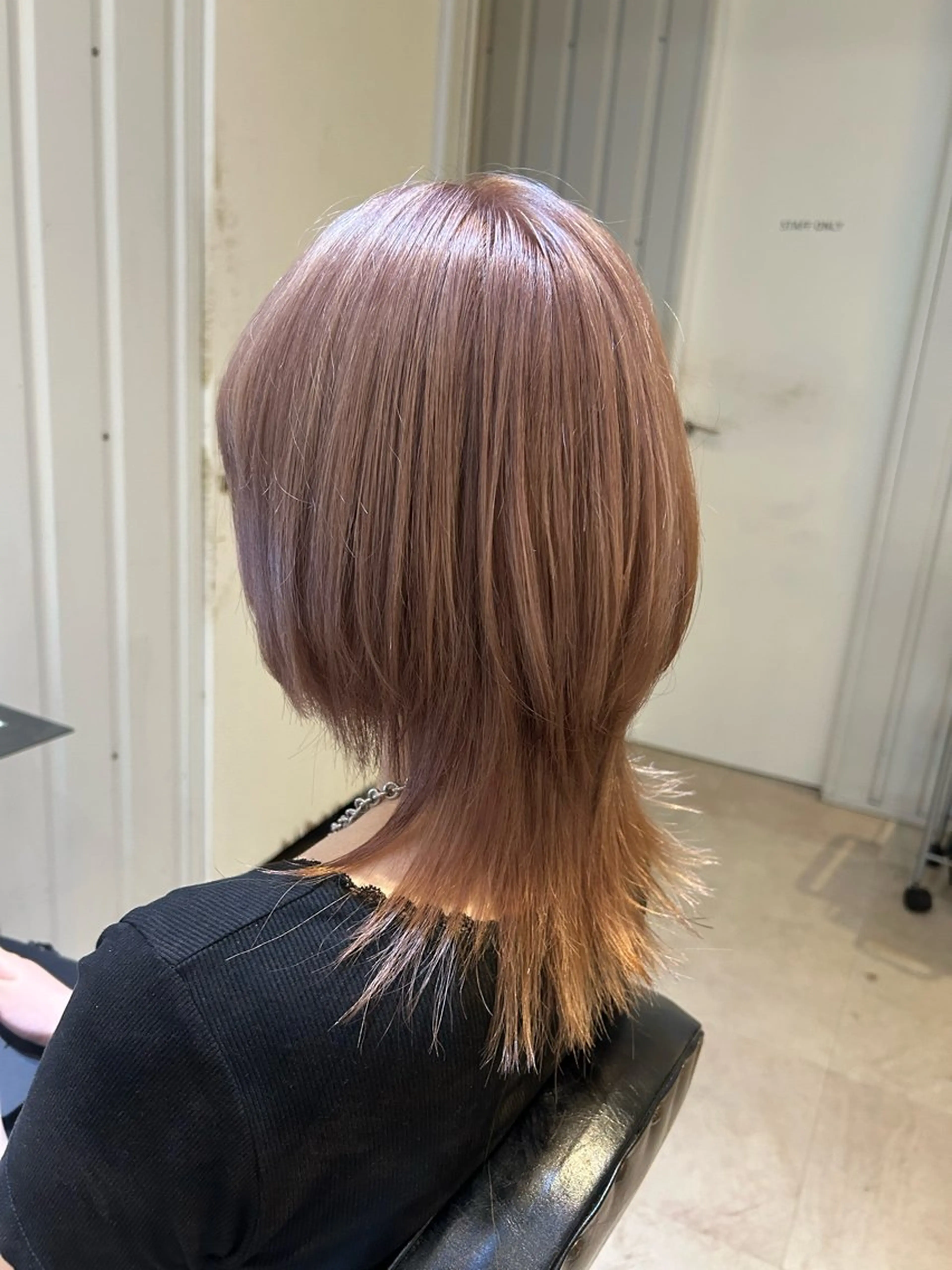 ミディアム カラー ベージュカラー ミルクティーベージュ ウルフカット La fith hair fun 池袋店所属・白髪染めカラー/ 赤み消し HIROのヘアスタイル