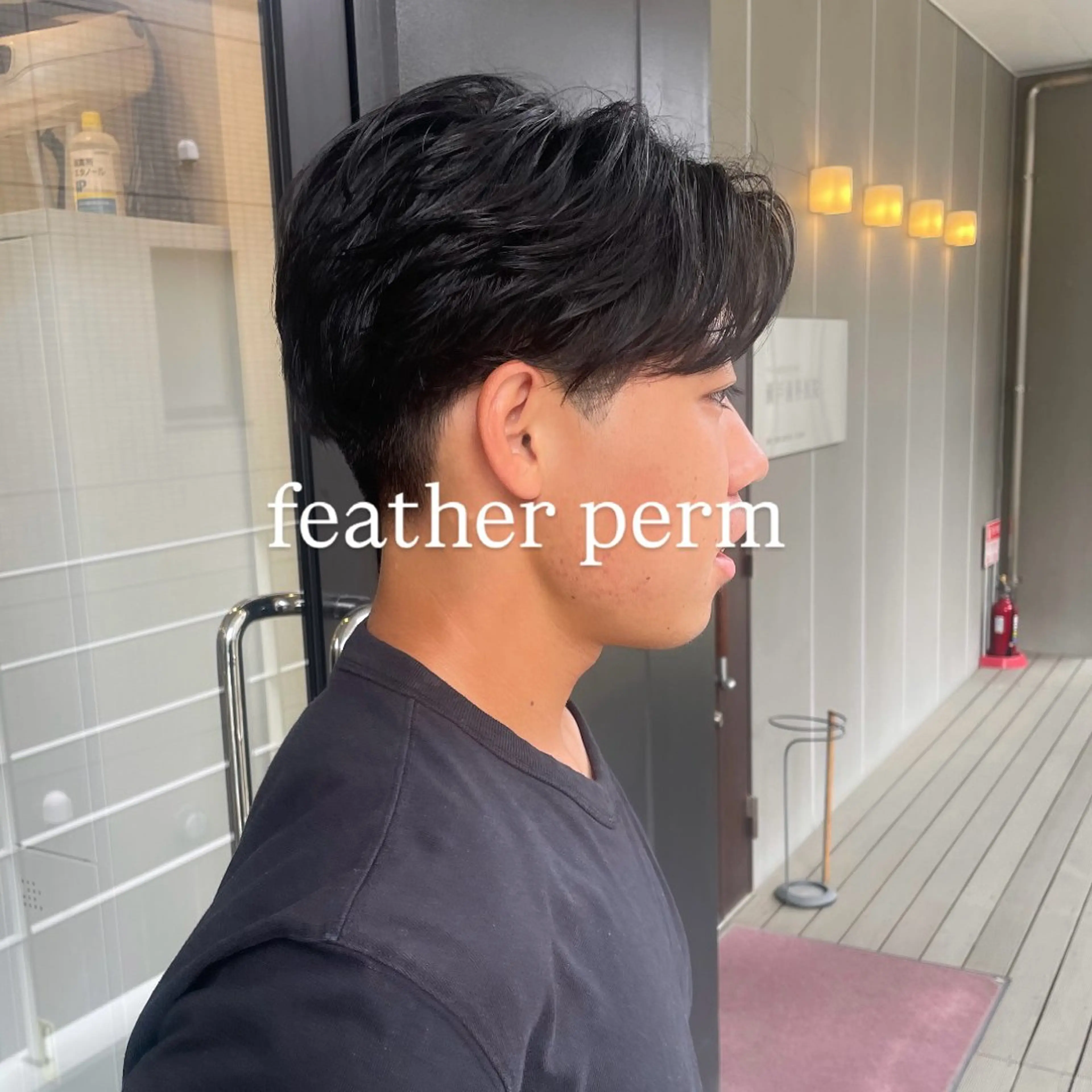 ショート パーマ メンズ フェザーパーマ メンズパーマ カット パーマ mika｜ブルーカラ ー｜ハイトーンカラーのヘアスタイル