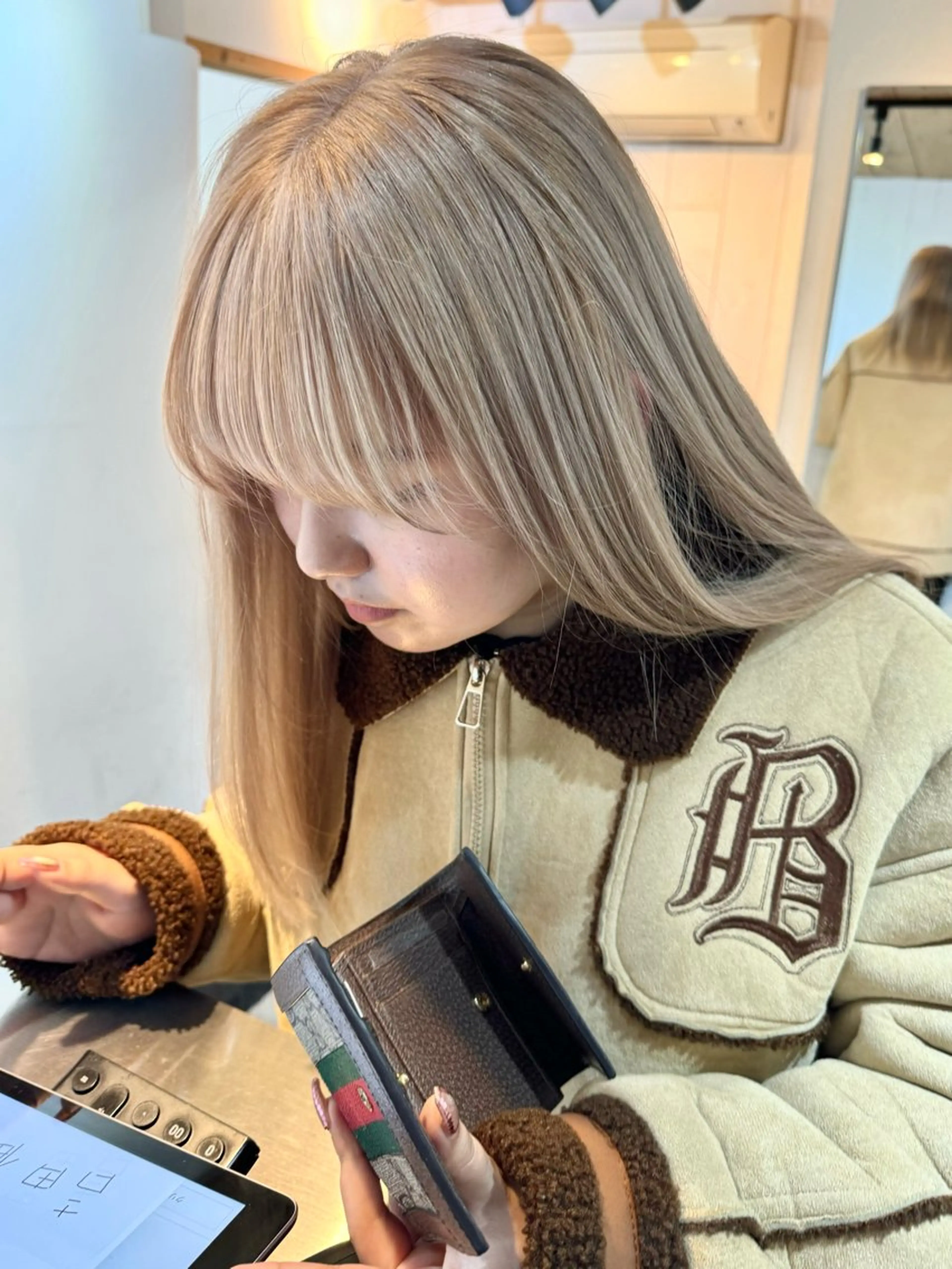 ミディアム カラー アッシュ ベージュカラー ブロンド グレージュ ハイトーンカラー カット ヘアカラー トリートメント Rico / bob/グレージュのヘアスタイル