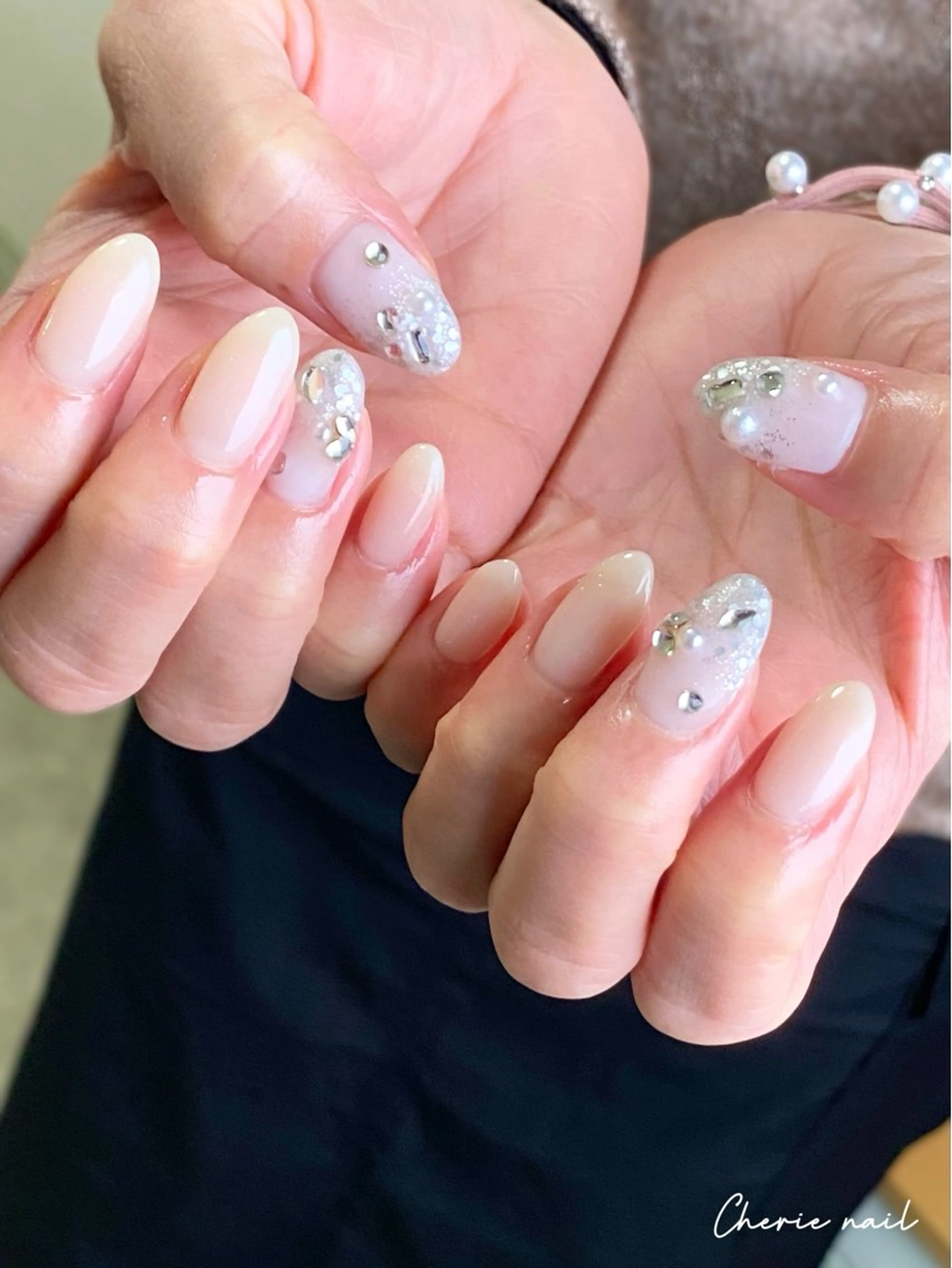 ネイル ジェルネイル キラキラネイル ラメ(グリッター) オフィスネイル ホワイト ハンドネイル Cherienail yunaのネイルデザイン