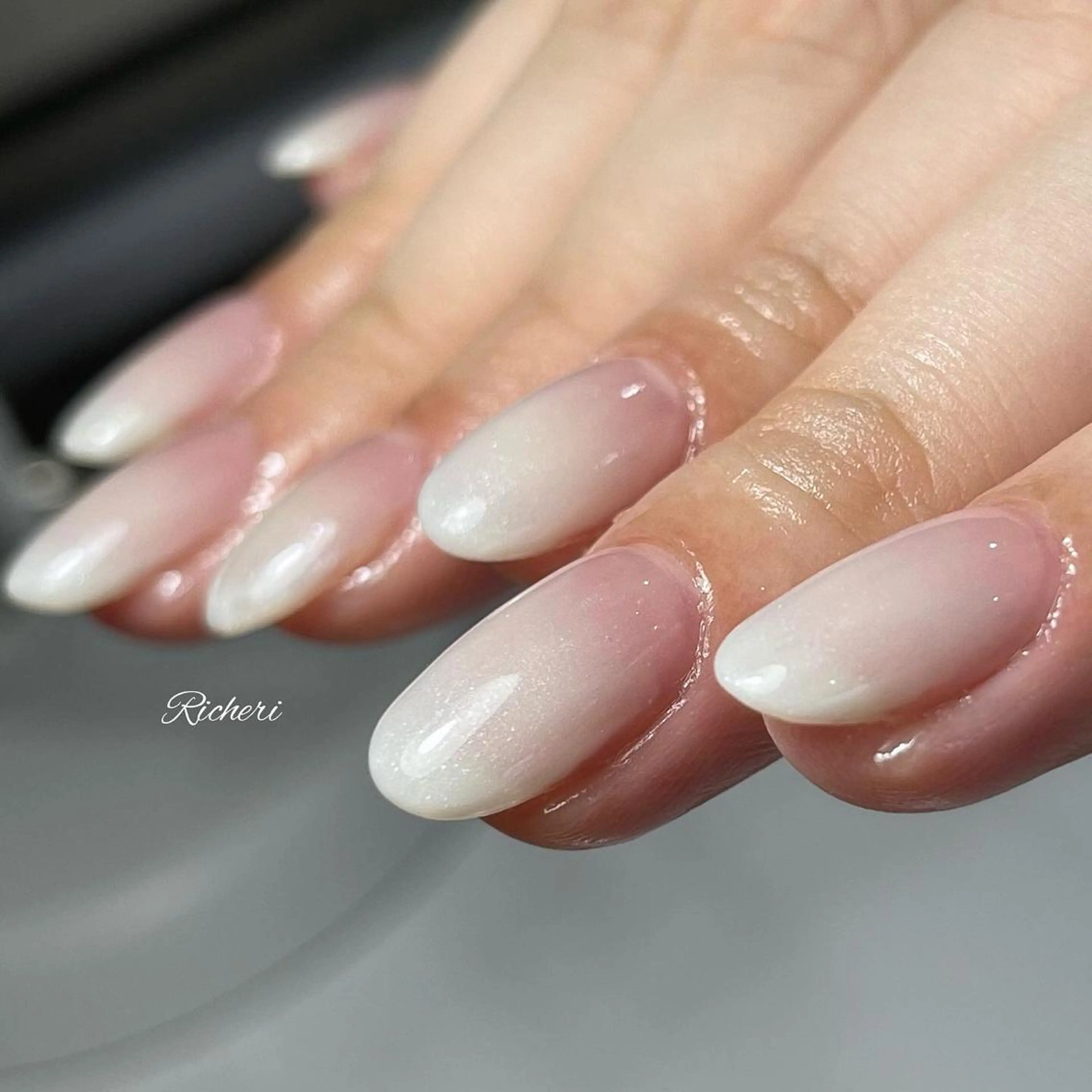 ミディアム ネイル 韓国風ヘア アートネイル ジェルネイル グラデーション キラキラネイル richeri beautyのエステ・リラクイメージ