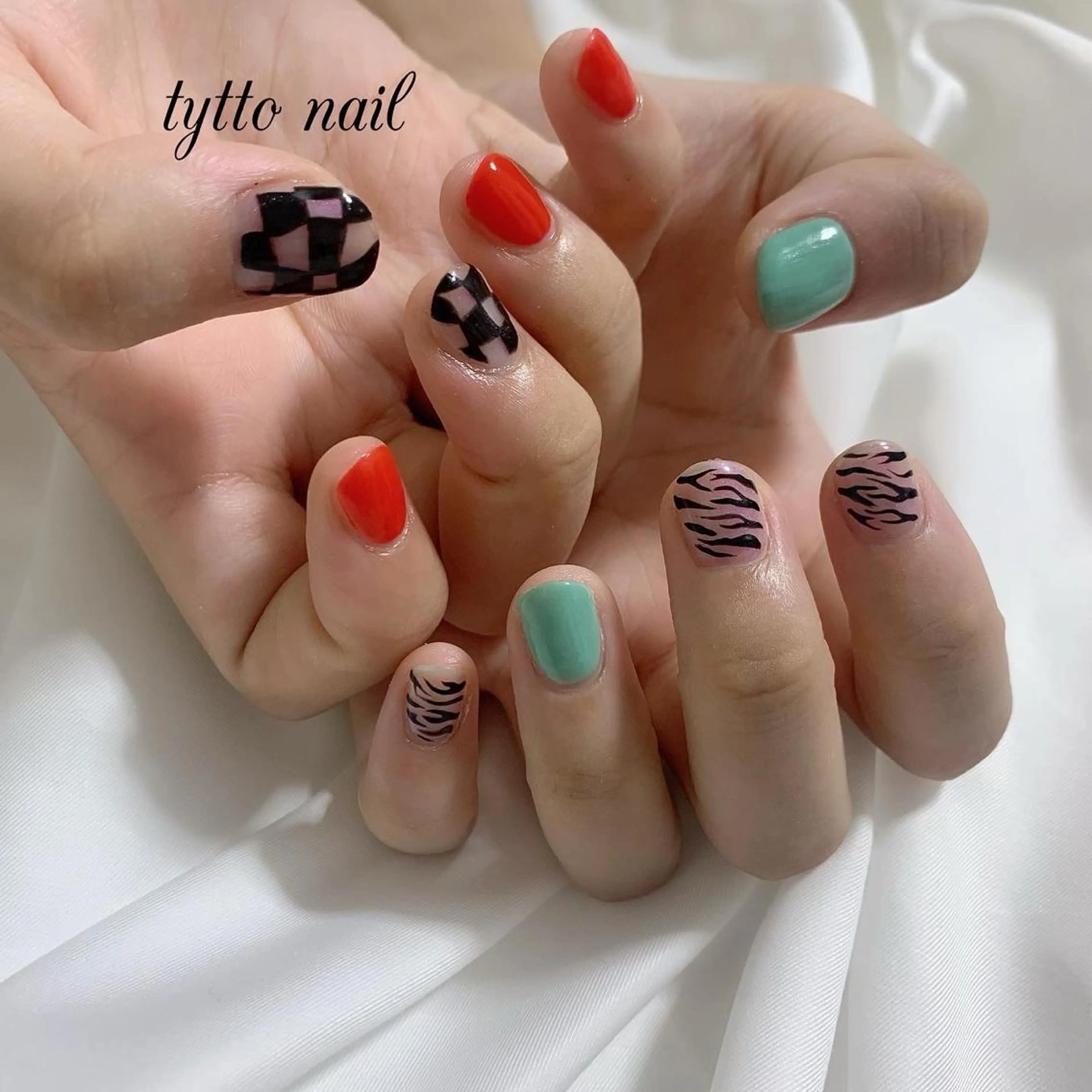 ネイル アニマル柄 オーロラネイル グリーン 韓国ネイル 赤色 ハンドネイル tytto nail ❤︎‪‪eri‪‪のネイルデザイン