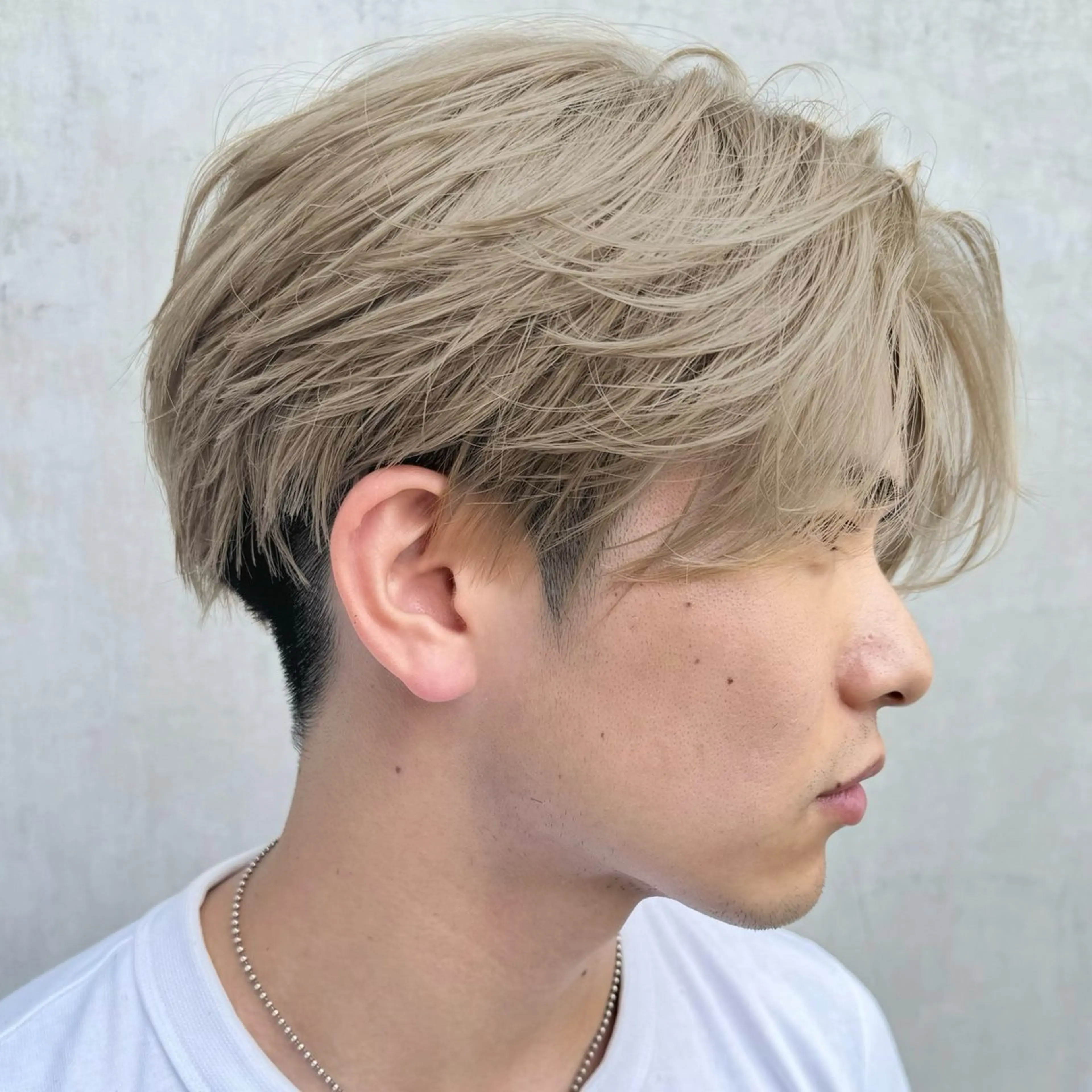 メンズ センターパート コンマヘア メンズデザインカット ダウンパーマ フェザーパーマ カット ヘアカラー ヘアセット 表参道フェザーパーマ ニュアンスパーマのヘアスタイル