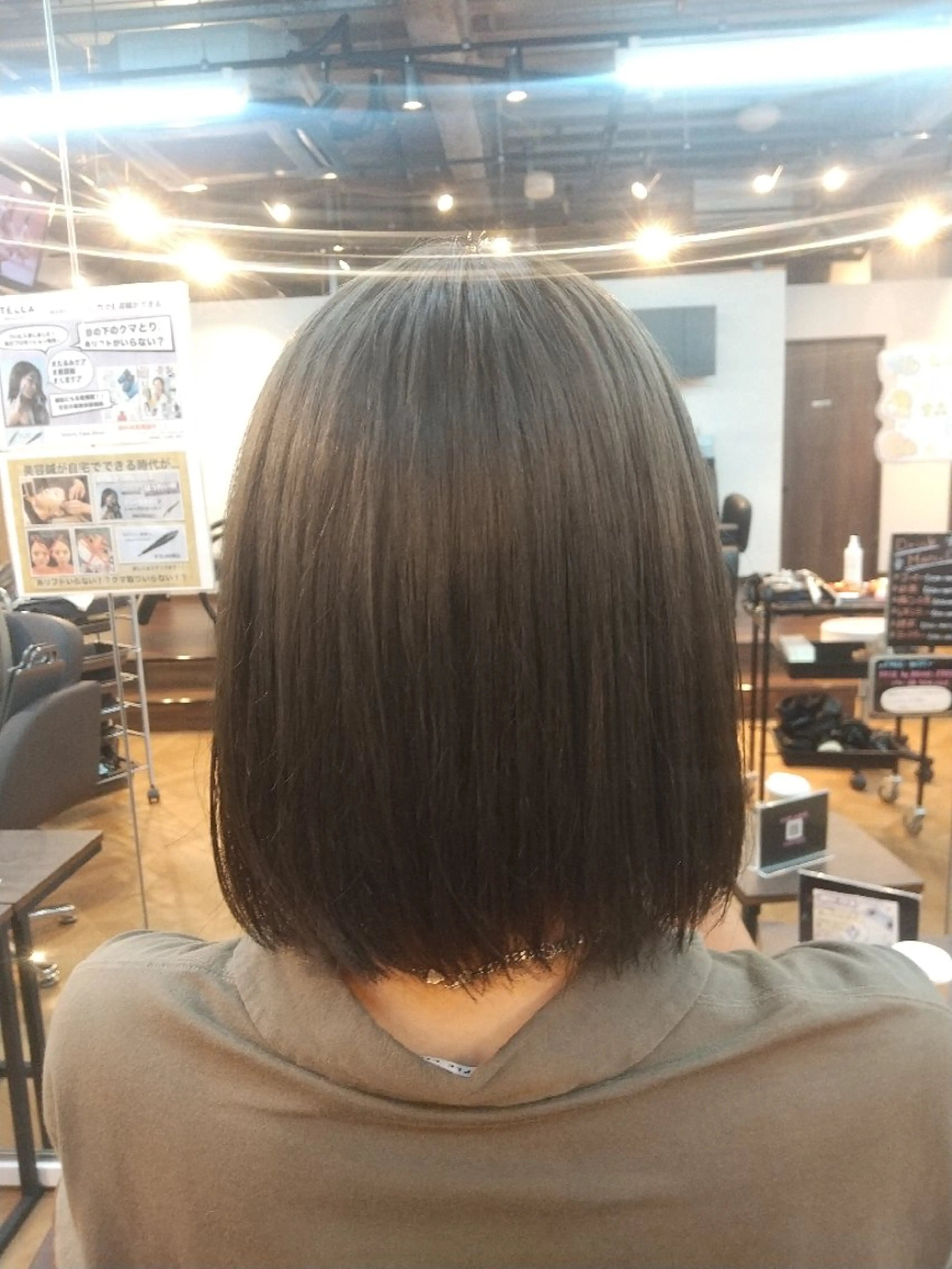 ショート カラー ベージュカラー ブリーチ オリーブベージュ 久村 奈菜のヘアスタイル