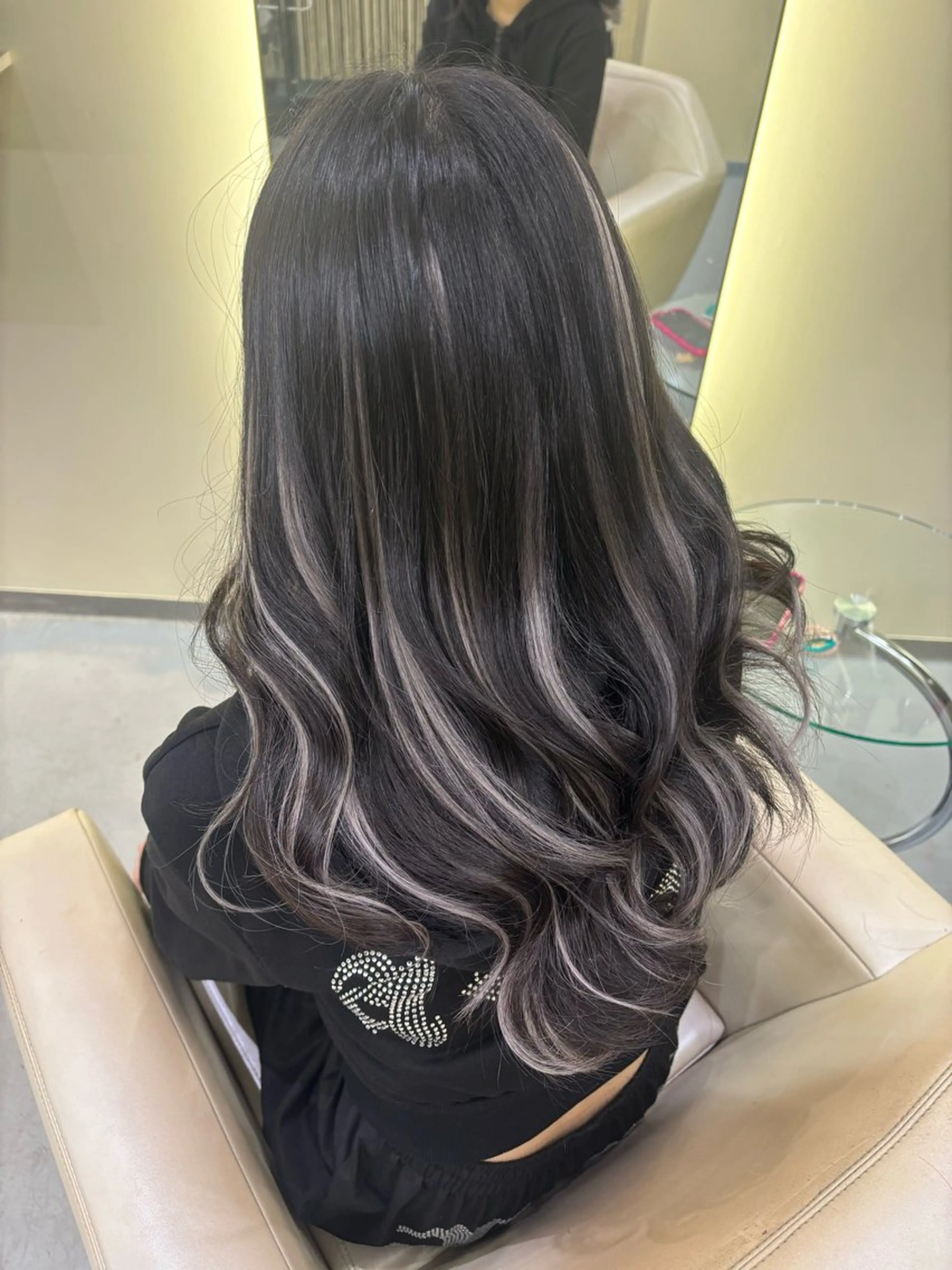 ロング ハイトーン YONIのヘアスタイル