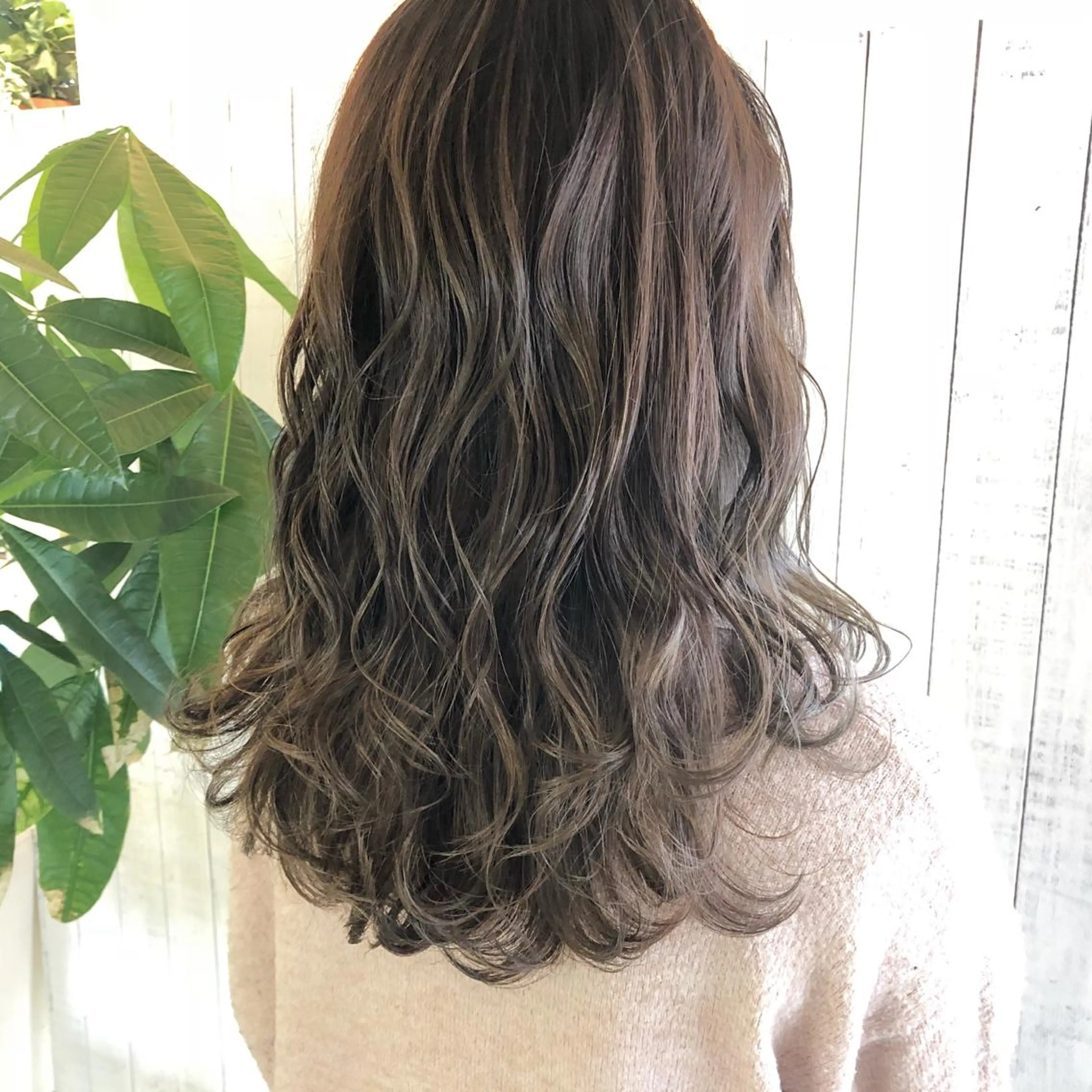 セミロング カラー 透明感カラー グレージュ イルミナカラー レイヤーカット SANC hair salonのヘアスタイル