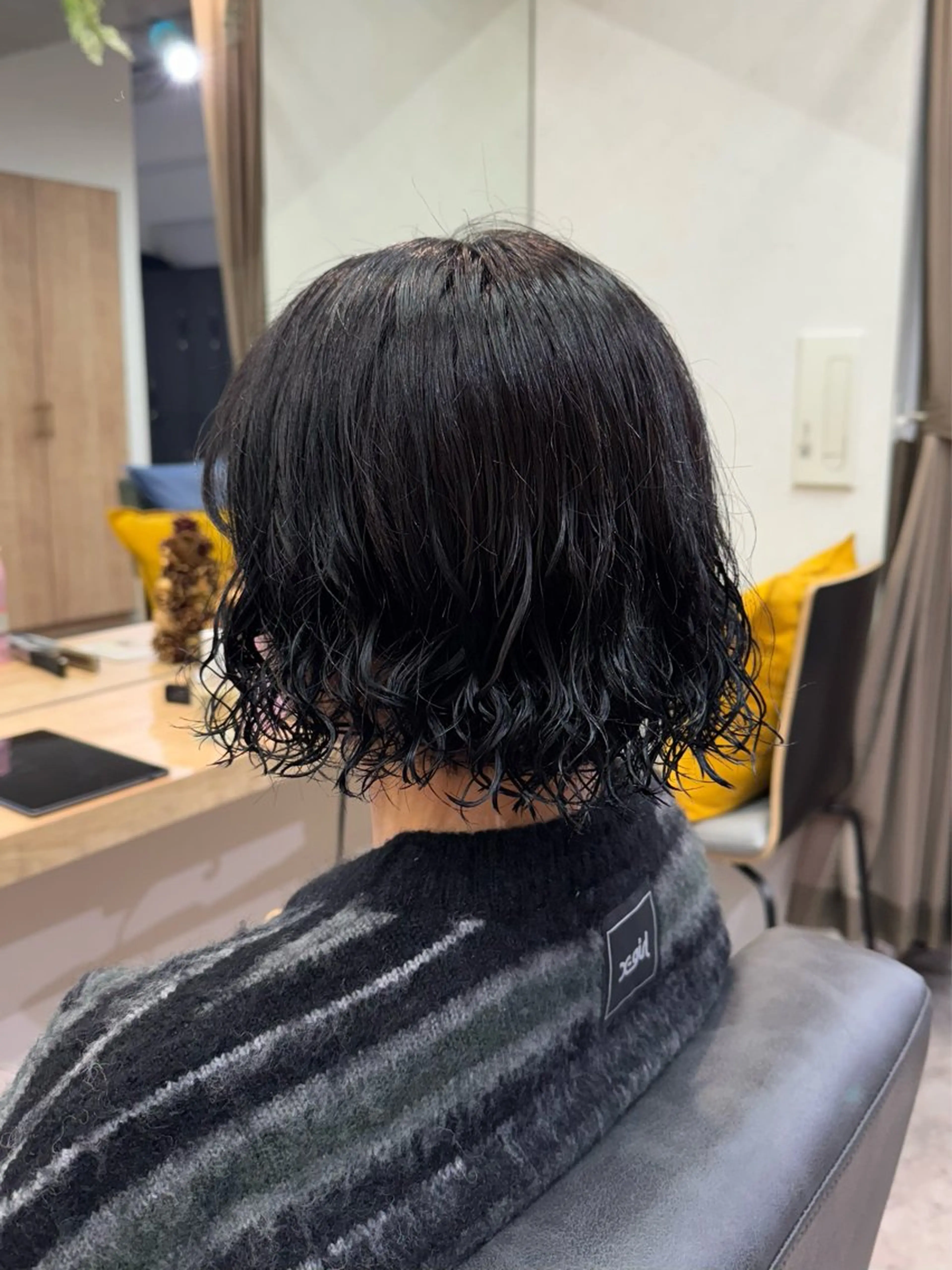 ミディアム カラー パーマ ミディアムパーマ 黒髪 ブリーチ ブルーカラー ブルーブラック カット ヘアカラー パーマ トリートメント 縮毛矯正/艶髪カラー /パーマ/ひふみ🌱のヘアスタイル