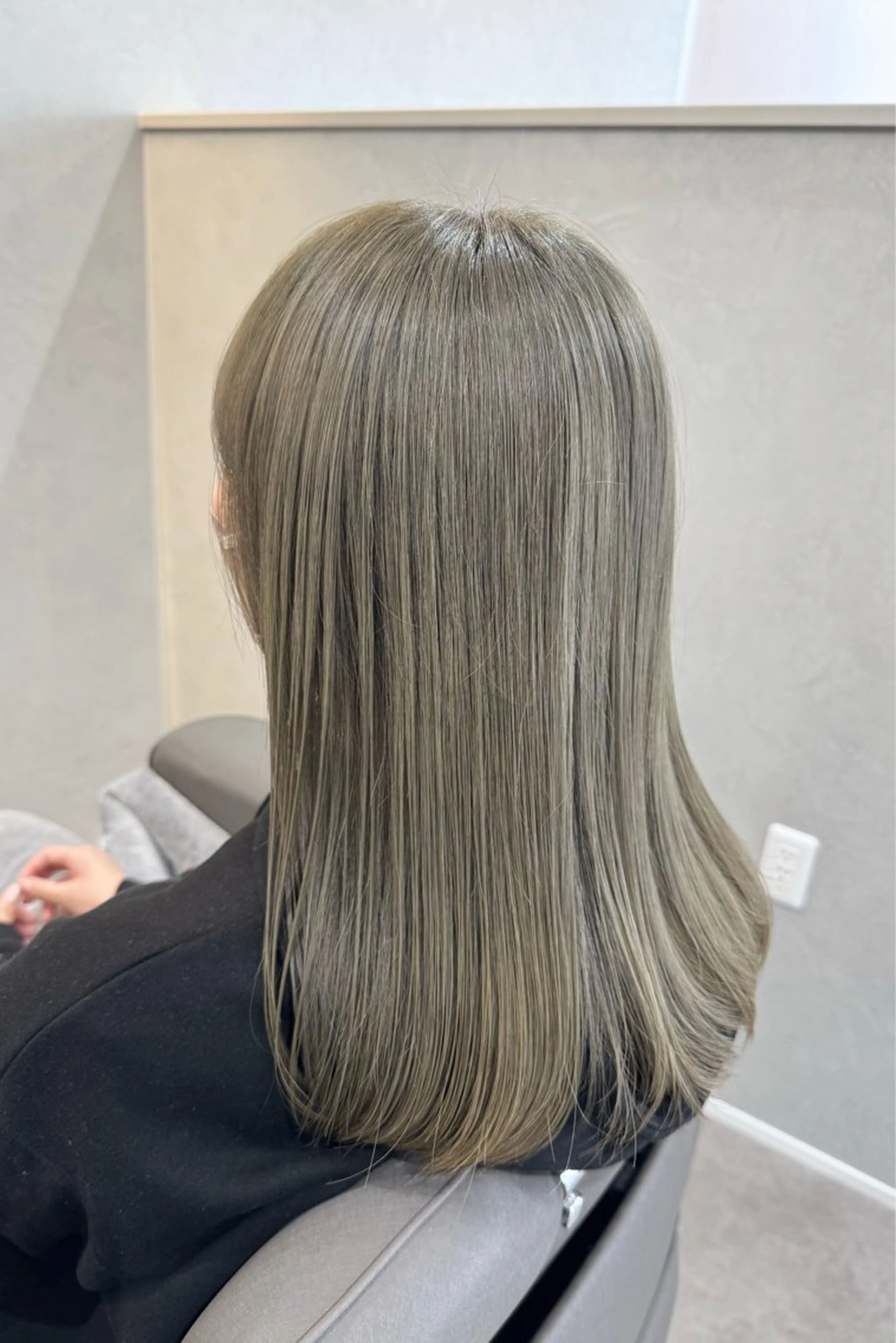 セミロング カラー ブリーチ ケアブリーチ ダブルカラー グレージュ ハイトーンカラー カット ヘアカラー トリートメント Salon de Qualia(サロンドクオリア)所属・ハイトーン/外国人風 カラー/メンズパーマのヘアスタイル