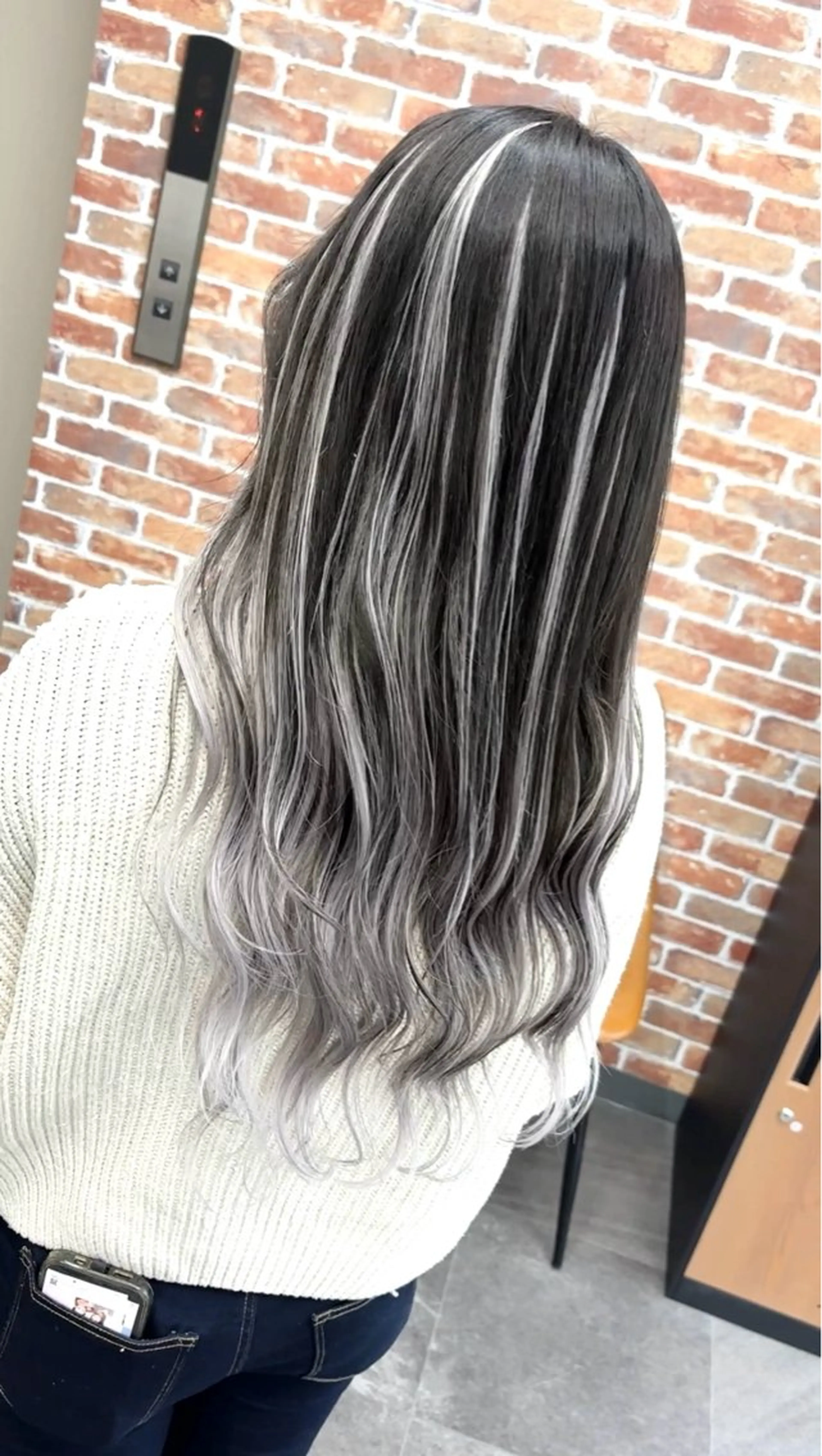 ロング カラー バレイヤージュ エクステ レイヤーカット カット パーマ ギャルの革命児 秀斗のヘアスタイル