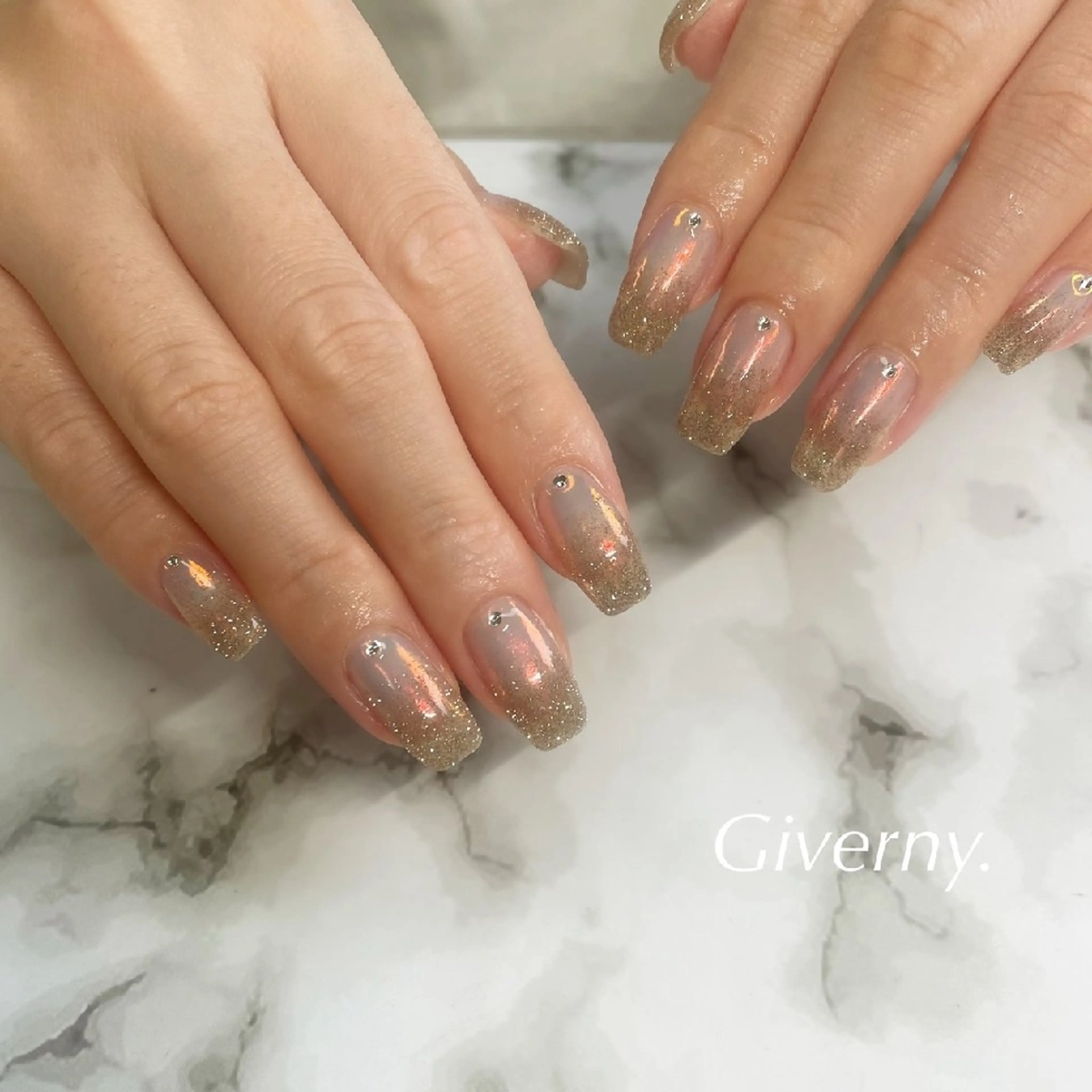 ネイル オーロラネイル フラッシュネイル グラデーション ラメ(グリッター) ラメグラデーション ハンドネイル Giverny .のネイルデザイン