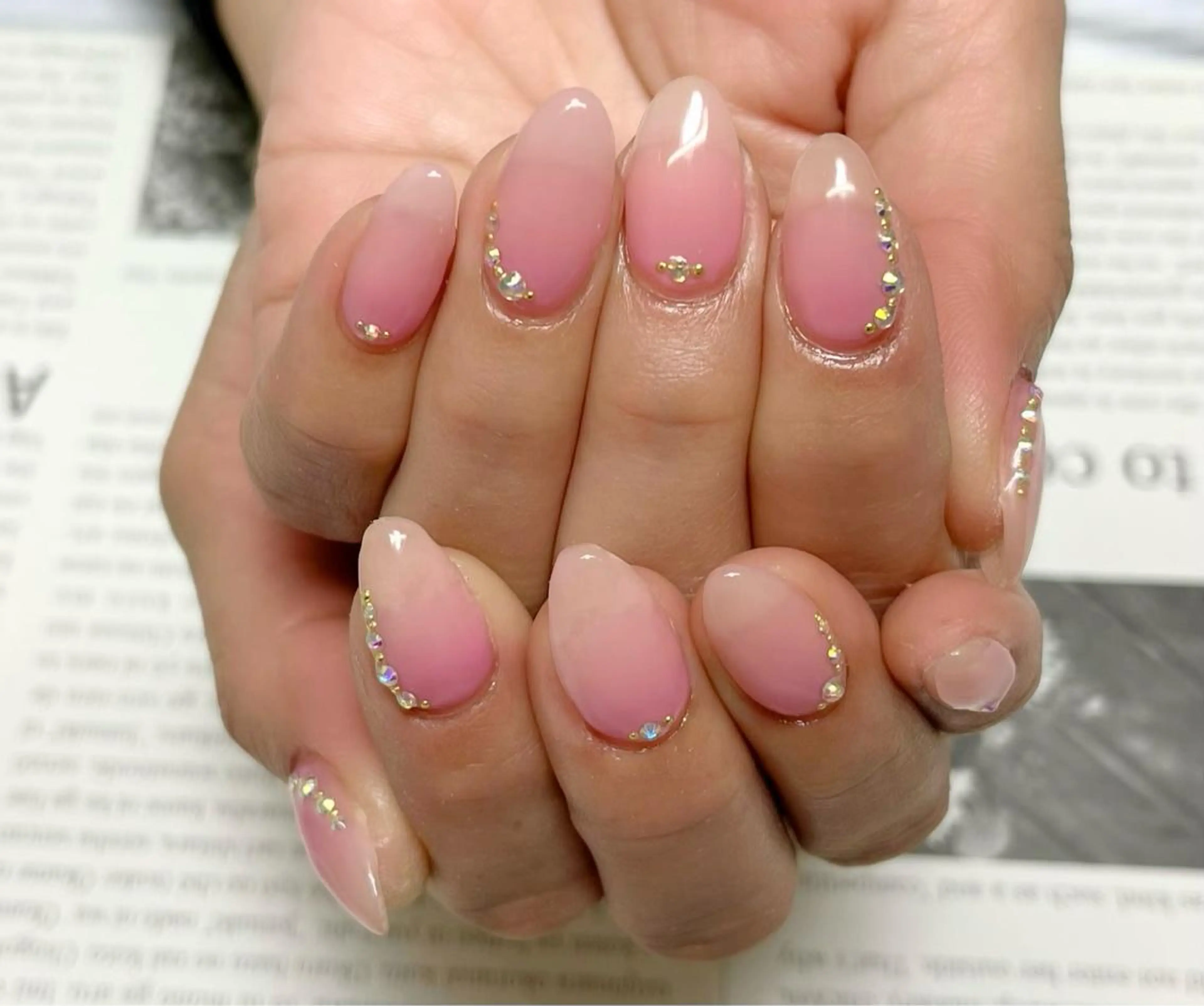 ネイル グラデーション ピンク ストーンネイル ハンドネイル shonan_ kairiのネイルデザイン