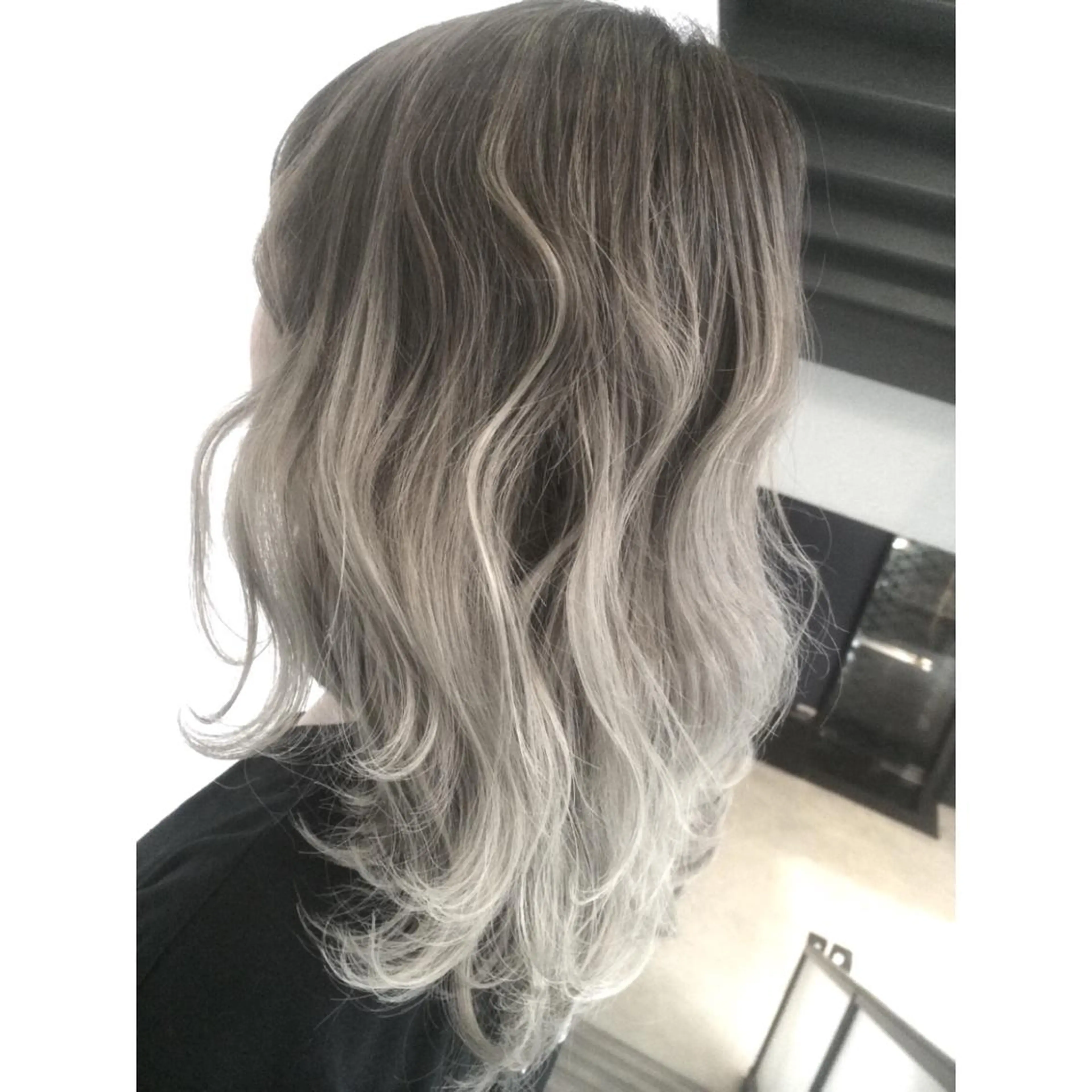 セミロング カラー バレイヤージュ シルバー レイヤーカット ヘアカラー トリートメント 井上 一平のヘアスタイル