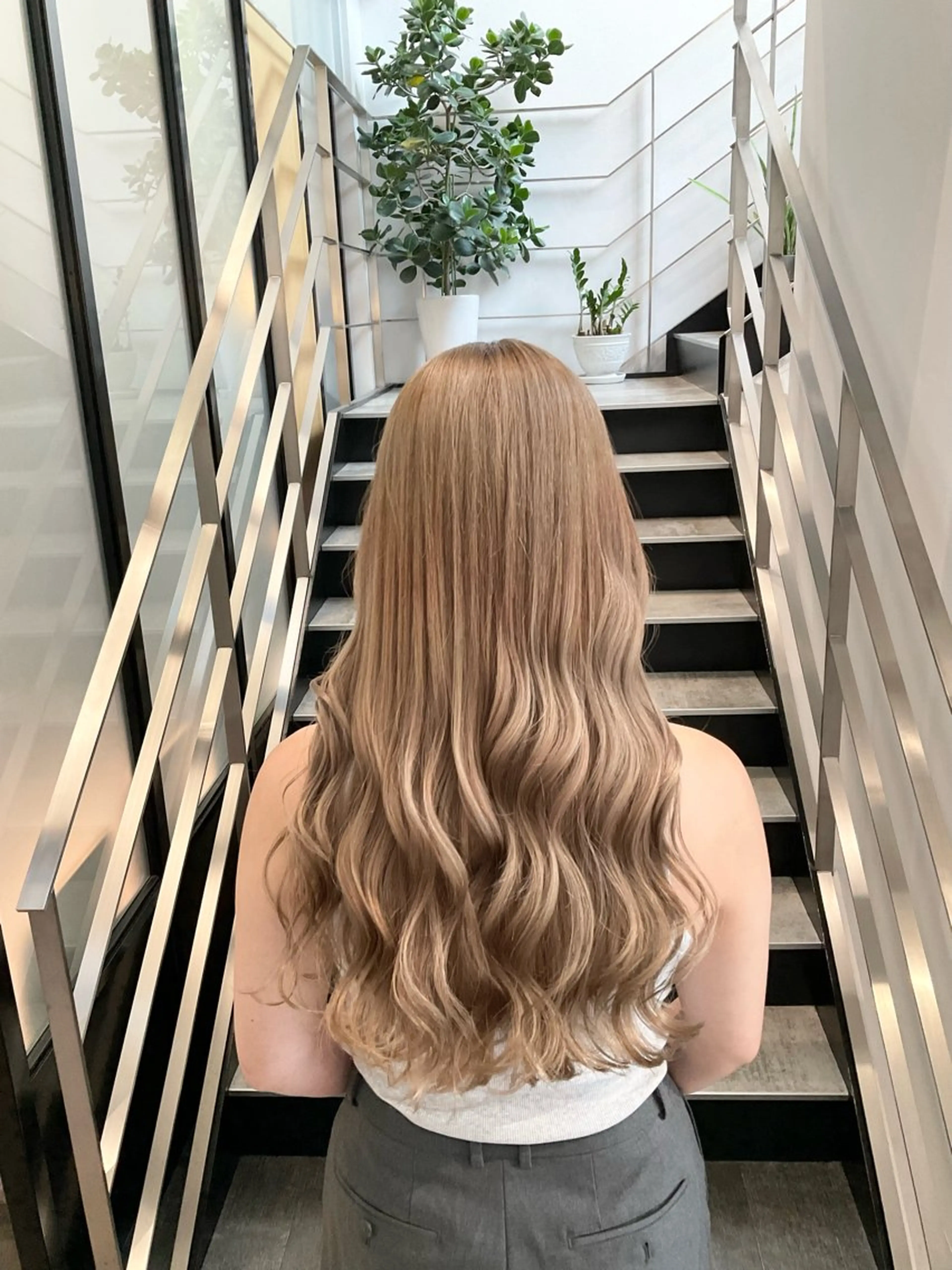 ロング カラー ベージュカラー ミルクティーベージュ ヘアカラー トリートメント ヘアセット go today shaire salon 本店所属・yoshi ☆のヘアスタイル