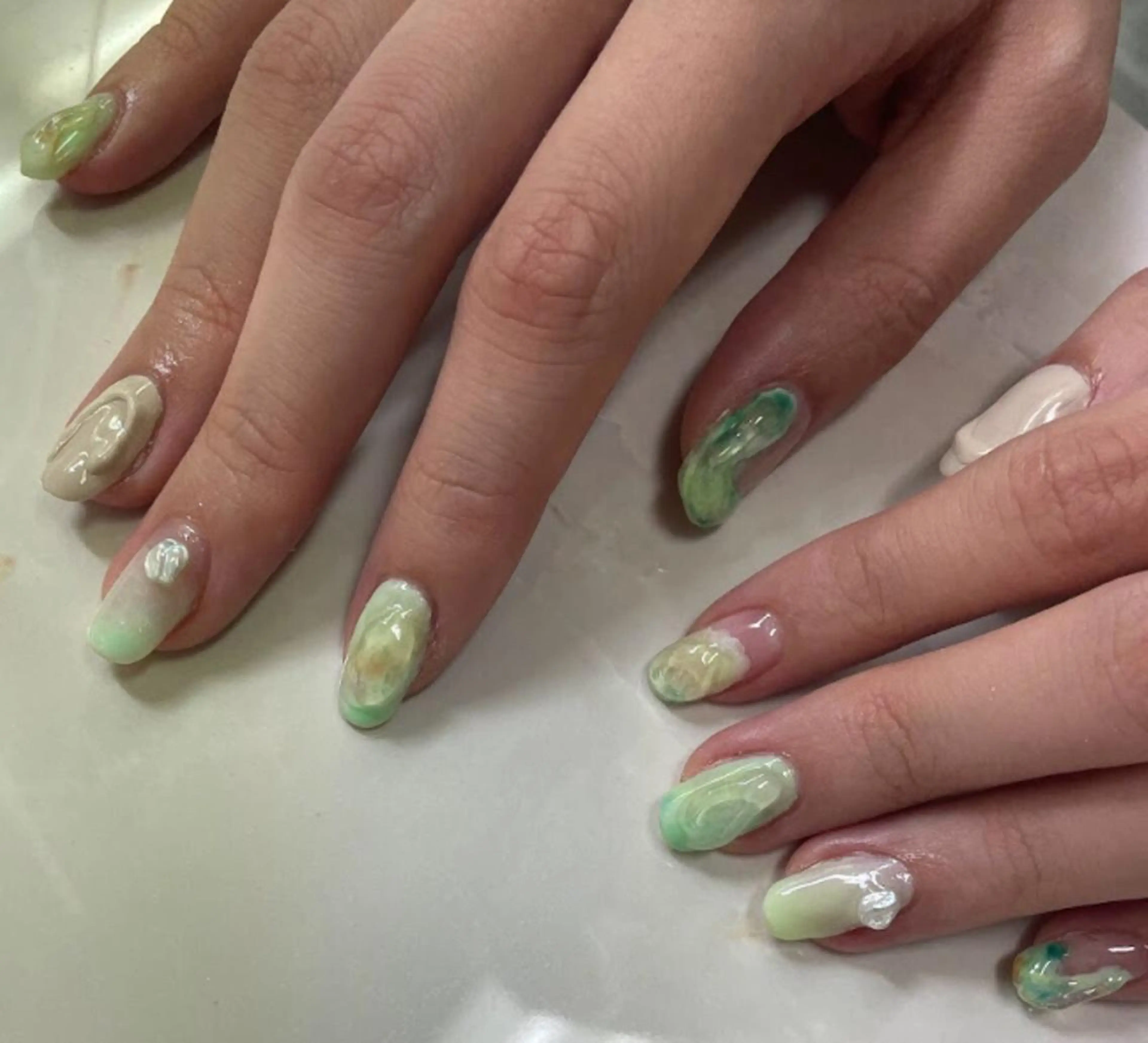 ネイル アートネイル ジェルネイル グリーン ミラーネイル ニュアンスネイル nailstudio eviz新宿店のネイルデザイン