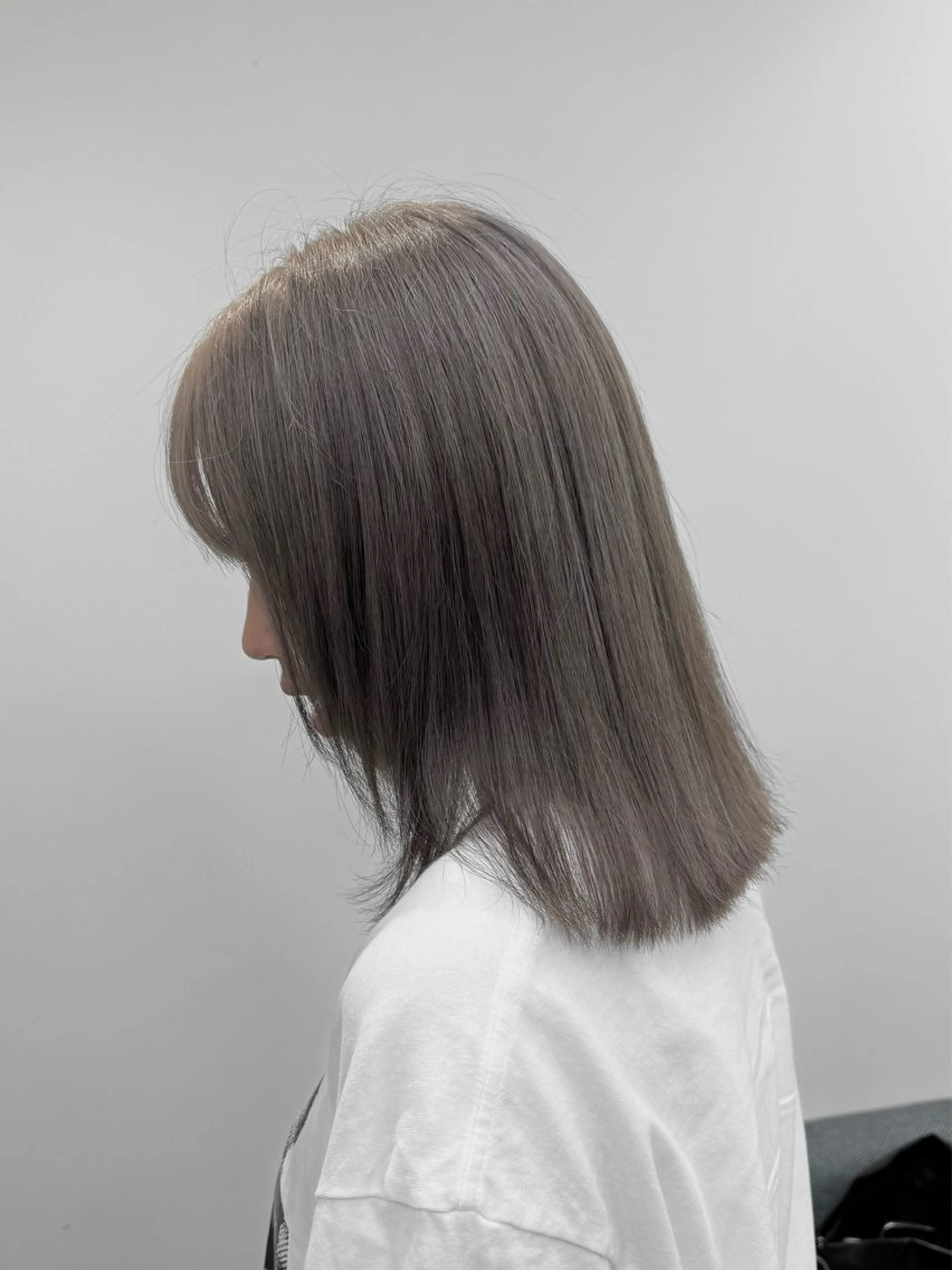 ミディアム カラー 切りっぱなしボブ ミディアムパーマ バレイヤージュ ベージュカラー ブリーチ ヘアカラー ほの カラー特化/ ブリーチ/ボブのヘアスタイル