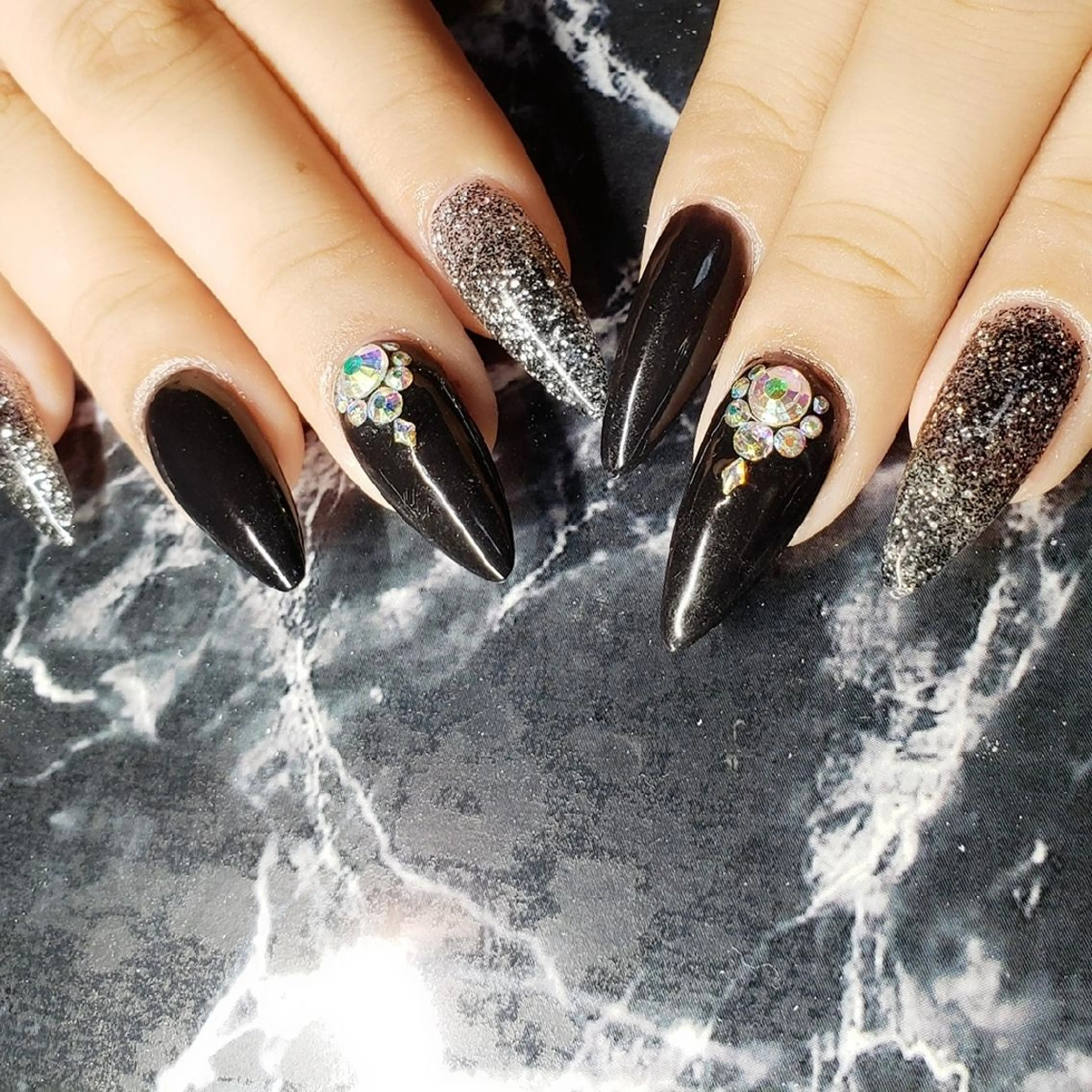 ミディアム ネイル ストーンネイル ハンドネイル クロキ 。のネイルデザイン