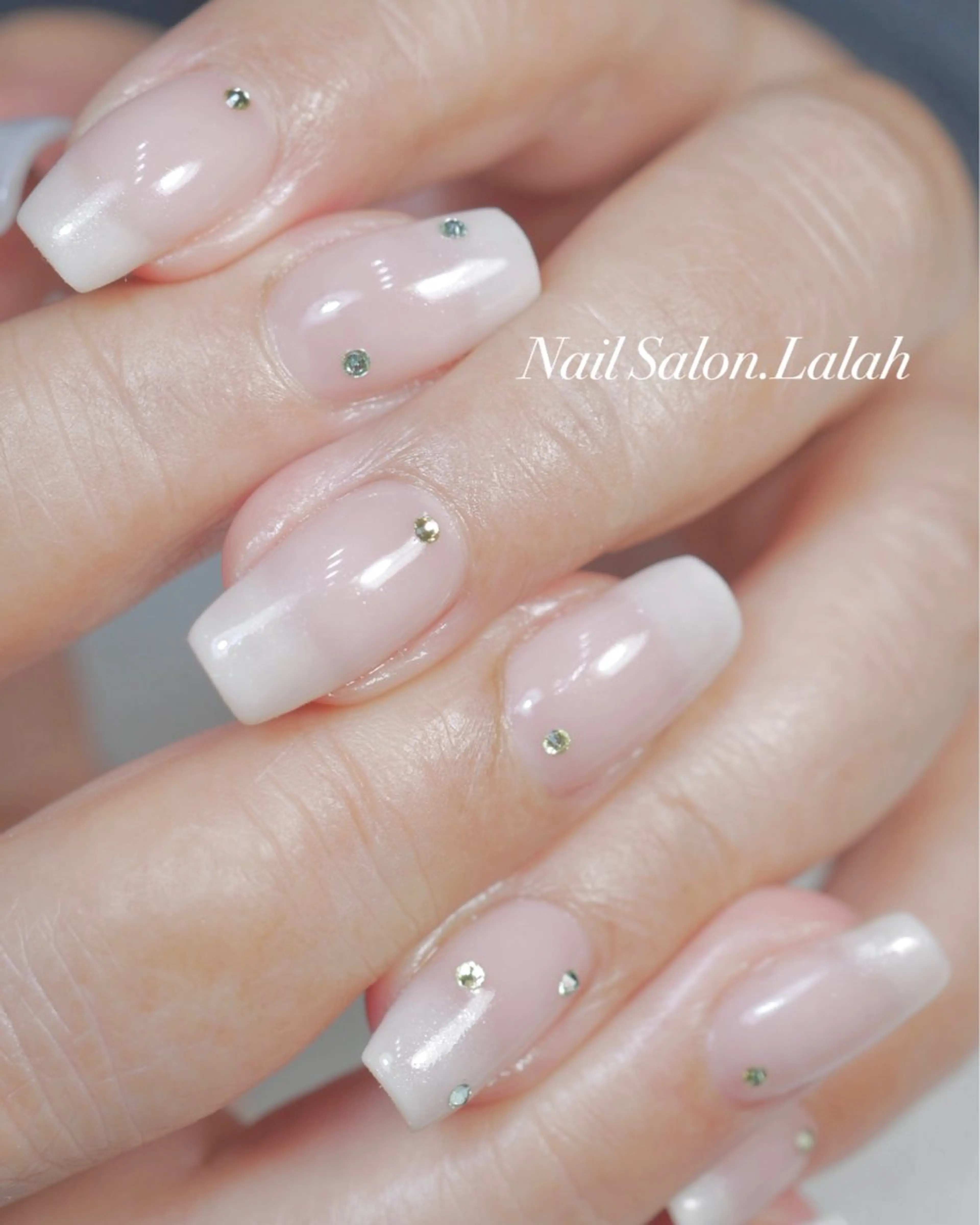 ネイル グリーン 春ネイル ストーンネイル ホワイト 黄色 Nail Salon .Lalahのネイルデザイン